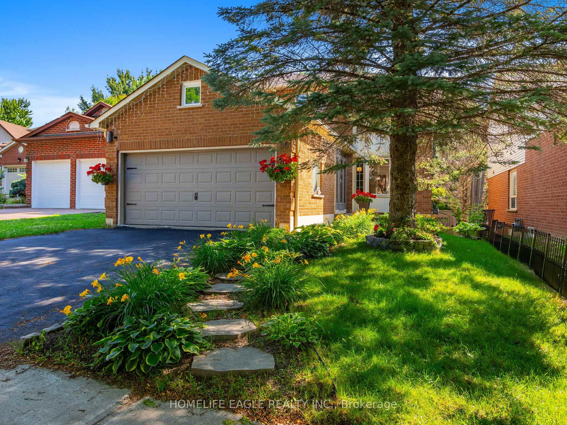 Photo 1 of 30 Moffat Crescent, Aurora, Aurora Heights — HOMEH