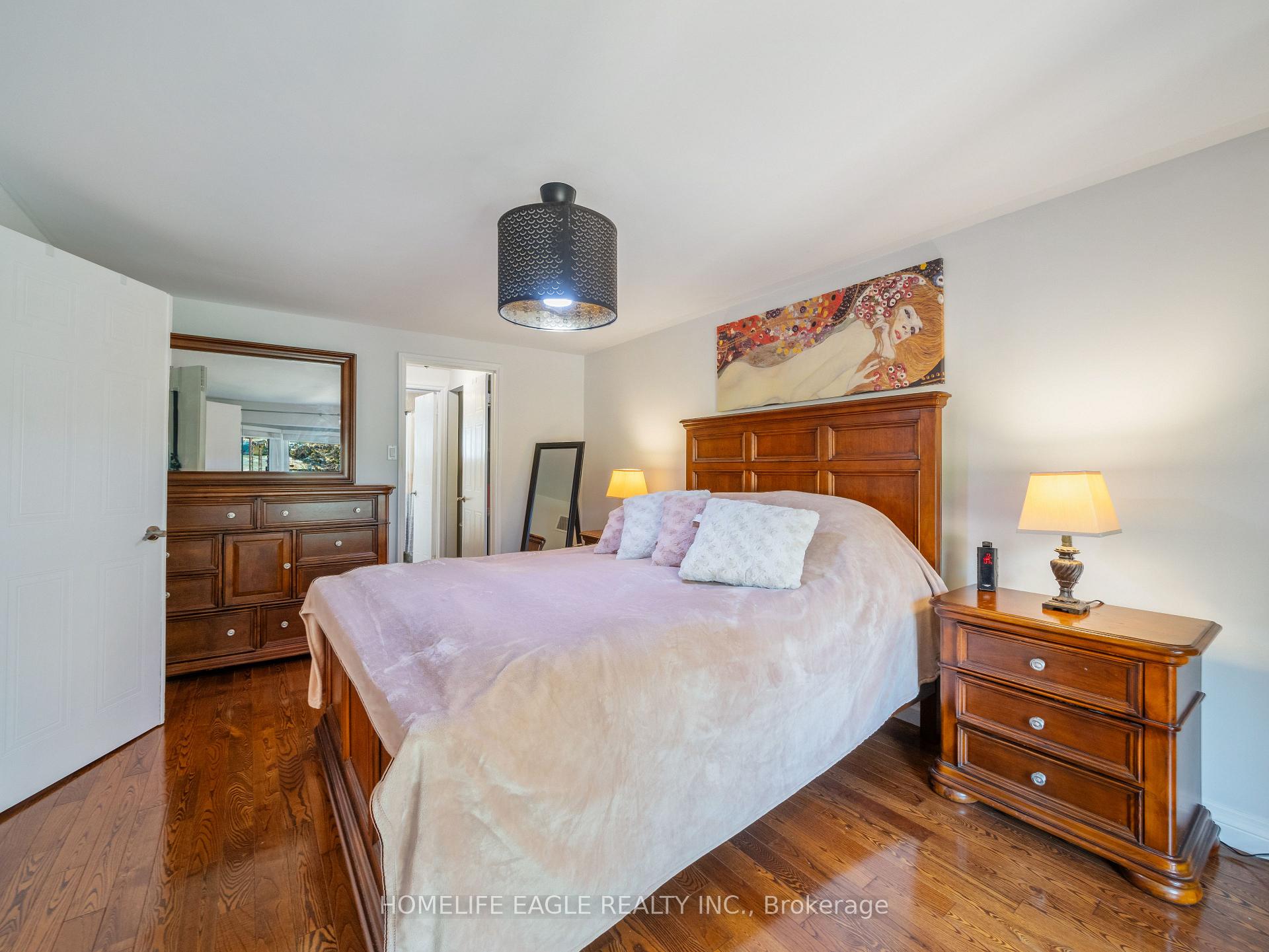 Photo 10 of 30 Moffat Crescent, Aurora, Aurora Heights — HOMEH