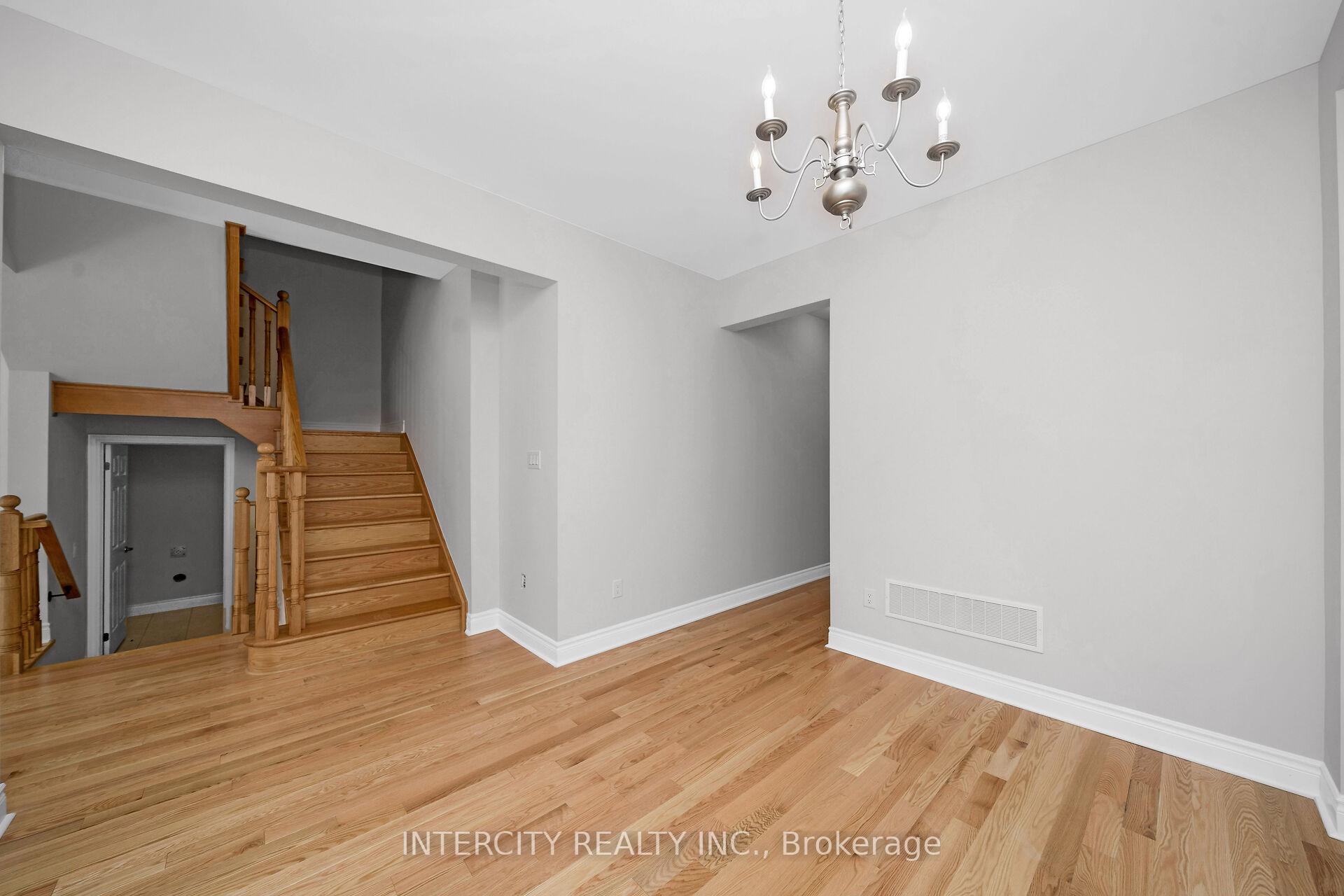 Photo 4 of 54 Claremont Drive, Brampton, Sandringham-Wellington North — HOMEH