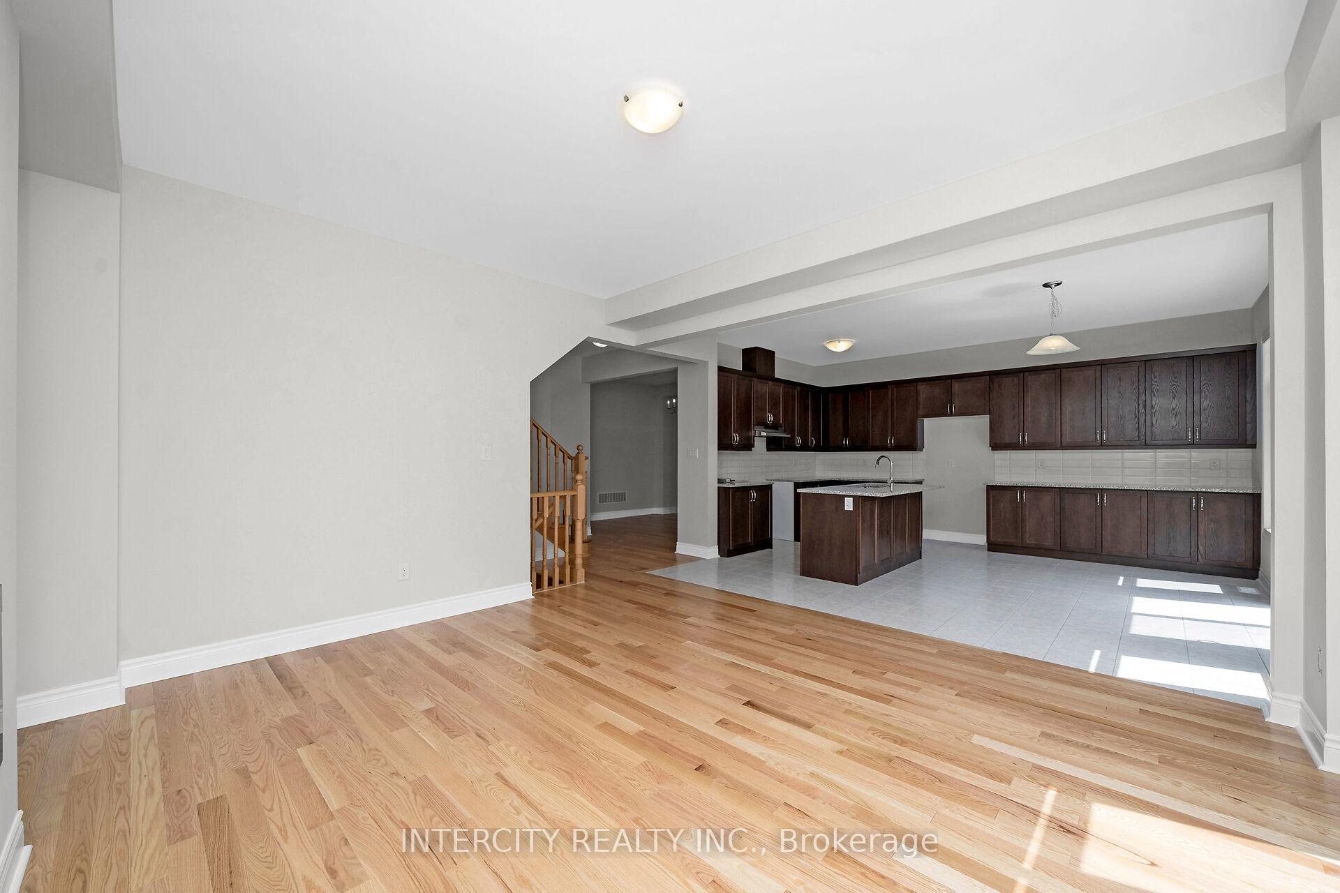 Photo 9 of 54 Claremont Drive, Brampton, Sandringham-Wellington North — HOMEH