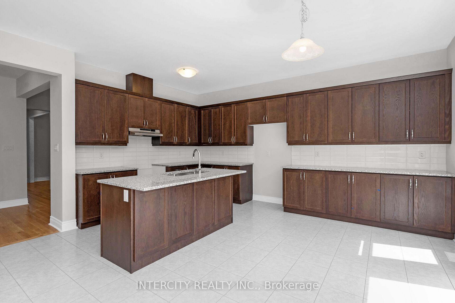 Photo 10 of 54 Claremont Drive, Brampton, Sandringham-Wellington North — HOMEH