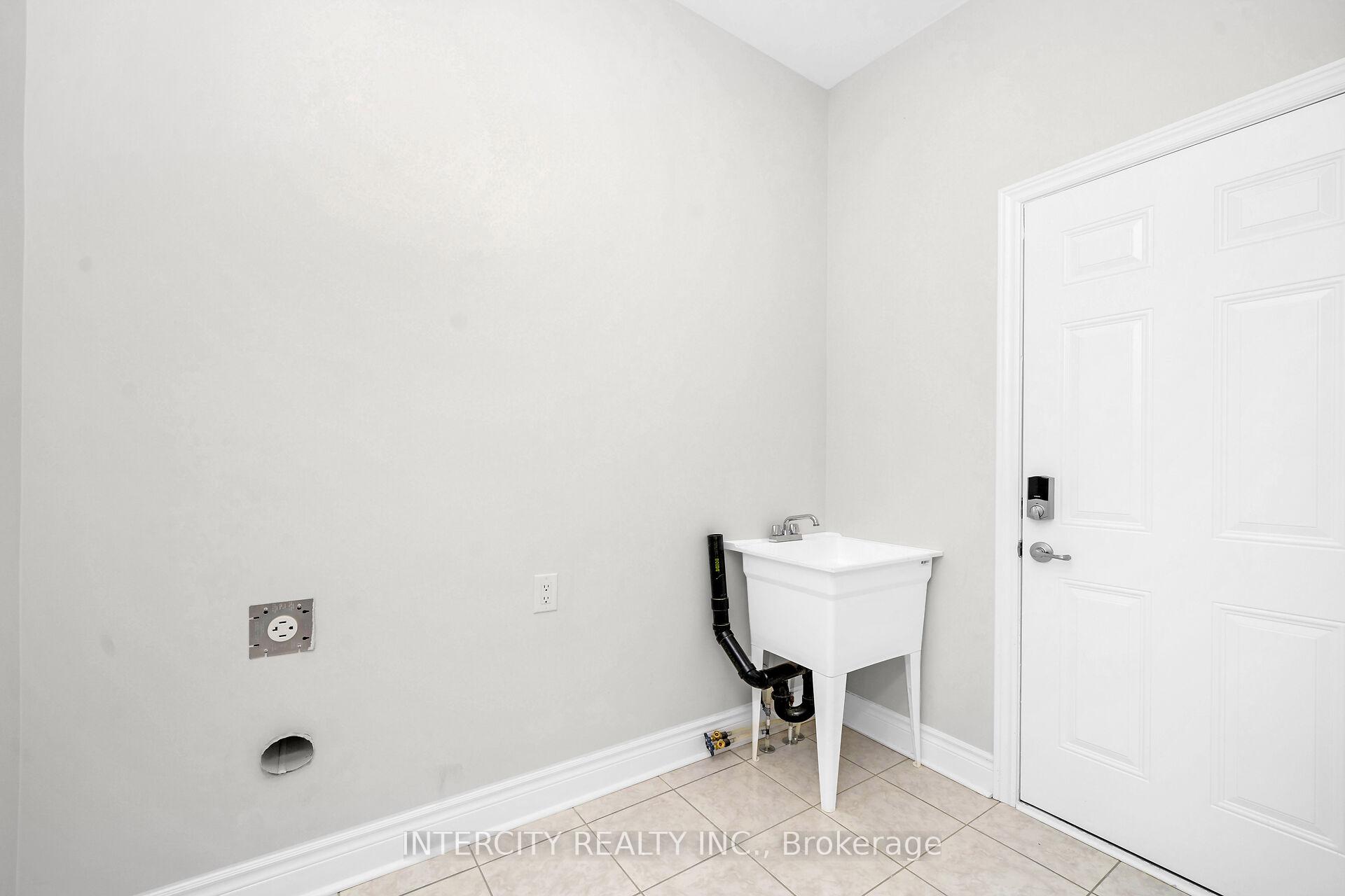 Photo 12 of 54 Claremont Drive, Brampton, Sandringham-Wellington North — HOMEH