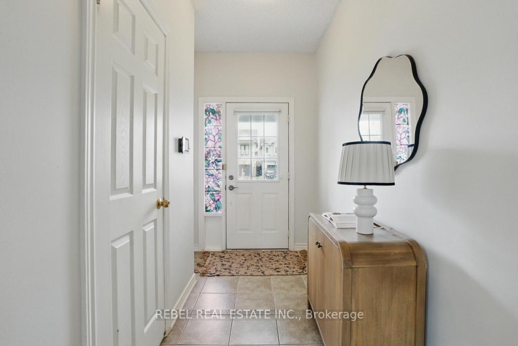 Photo 3 of 33 Hanna Drive, Clarington, Bowmanville — HOMEH