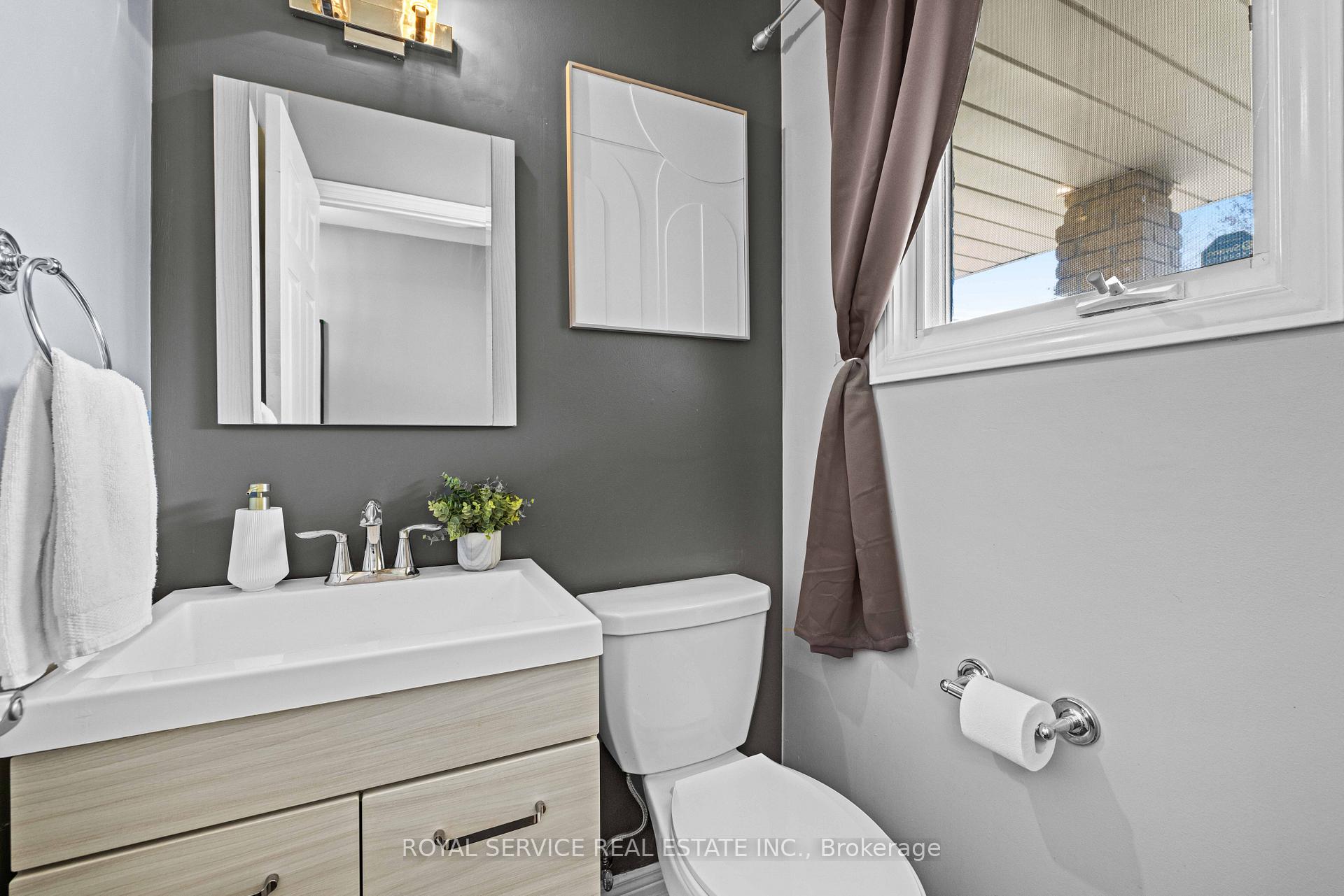 Photo 17 of 45 Short Crescent, Clarington, Courtice — HOMEH
