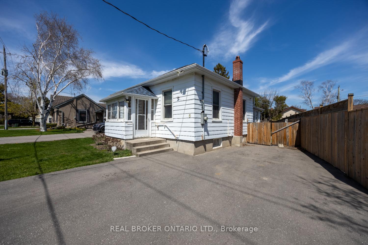 Photo 2 of 6 Waverley Road, Clarington, Bowmanville — HOMEH