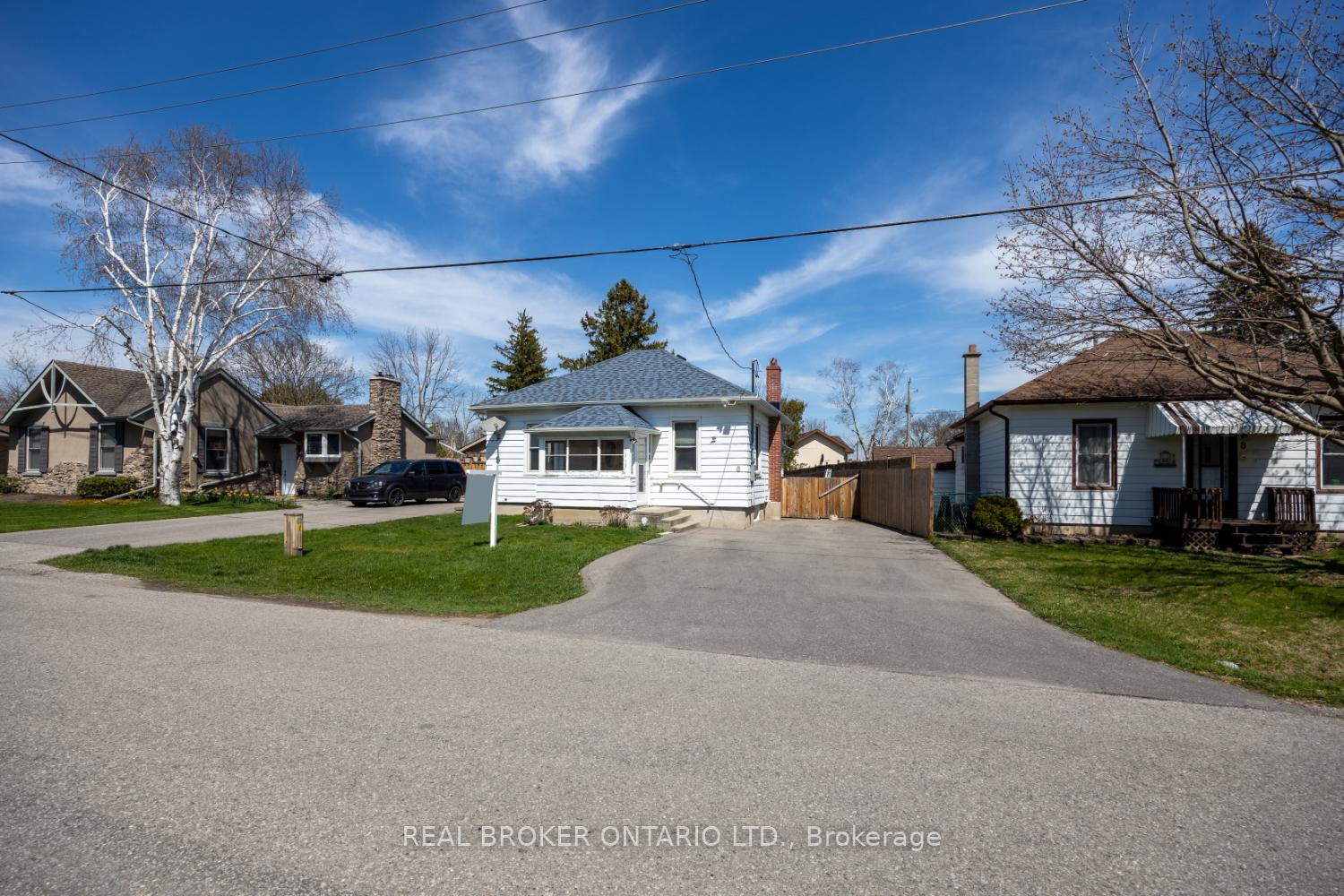 Photo 3 of 6 Waverley Road, Clarington, Bowmanville — HOMEH