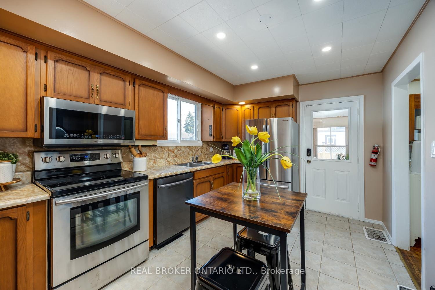 Photo 14 of 6 Waverley Road, Clarington, Bowmanville — HOMEH