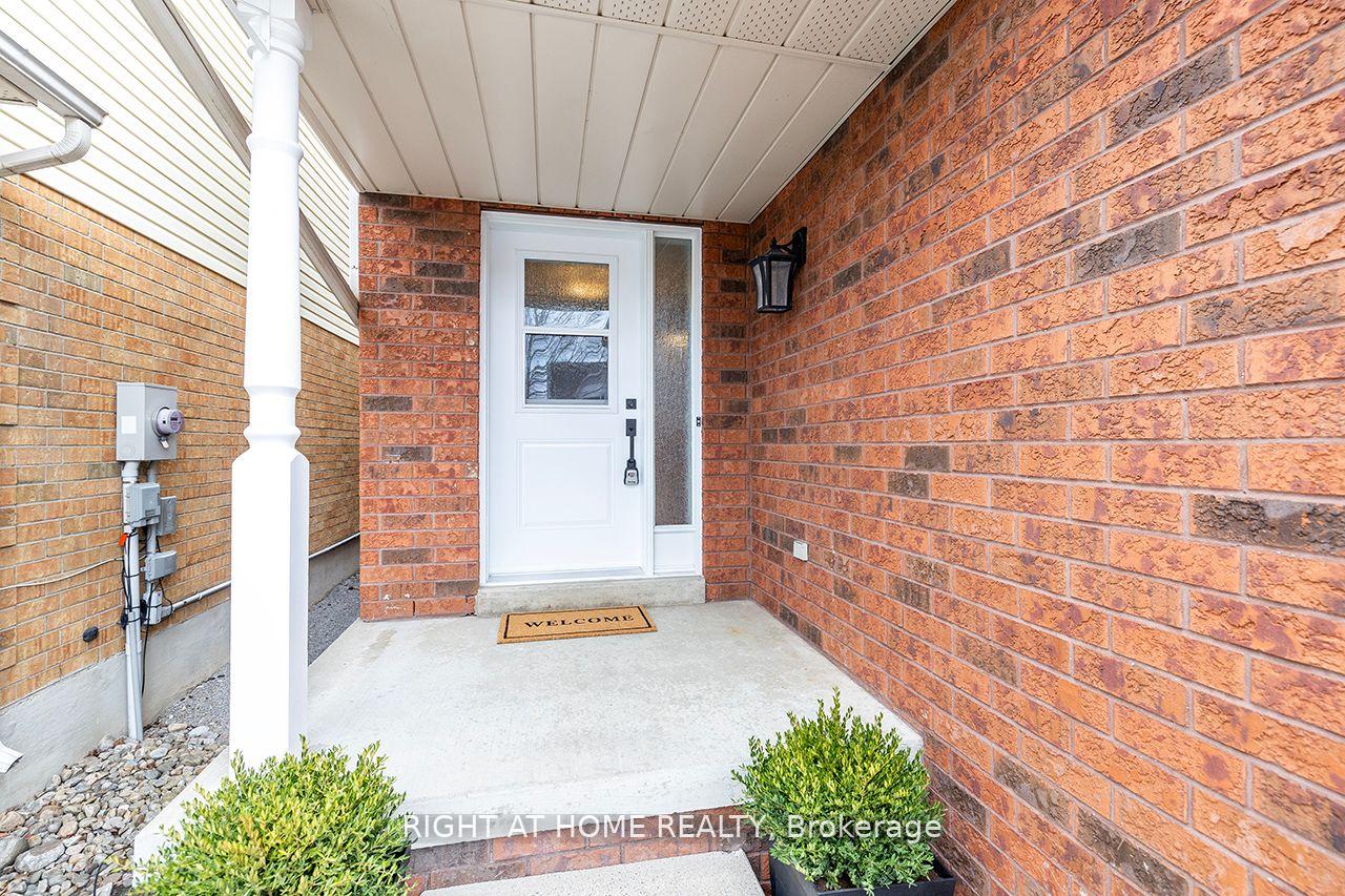 Photo 3 of 14 Brownstone Crescent, Clarington, Courtice — HOMEH