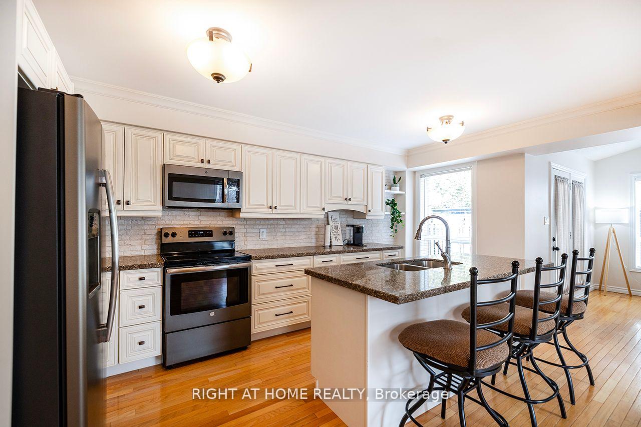 Photo 8 of 14 Brownstone Crescent, Clarington, Courtice — HOMEH