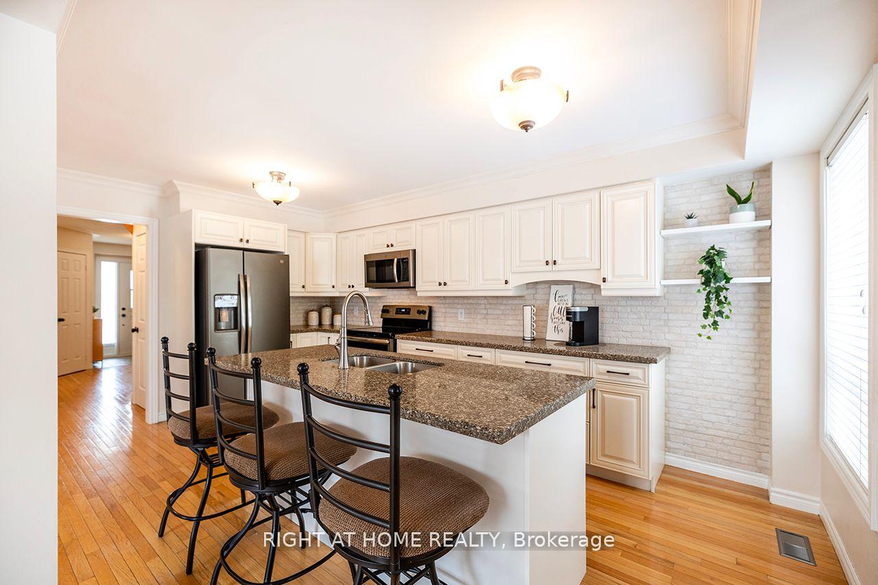 Photo 9 of 14 Brownstone Crescent, Clarington, Courtice — HOMEH