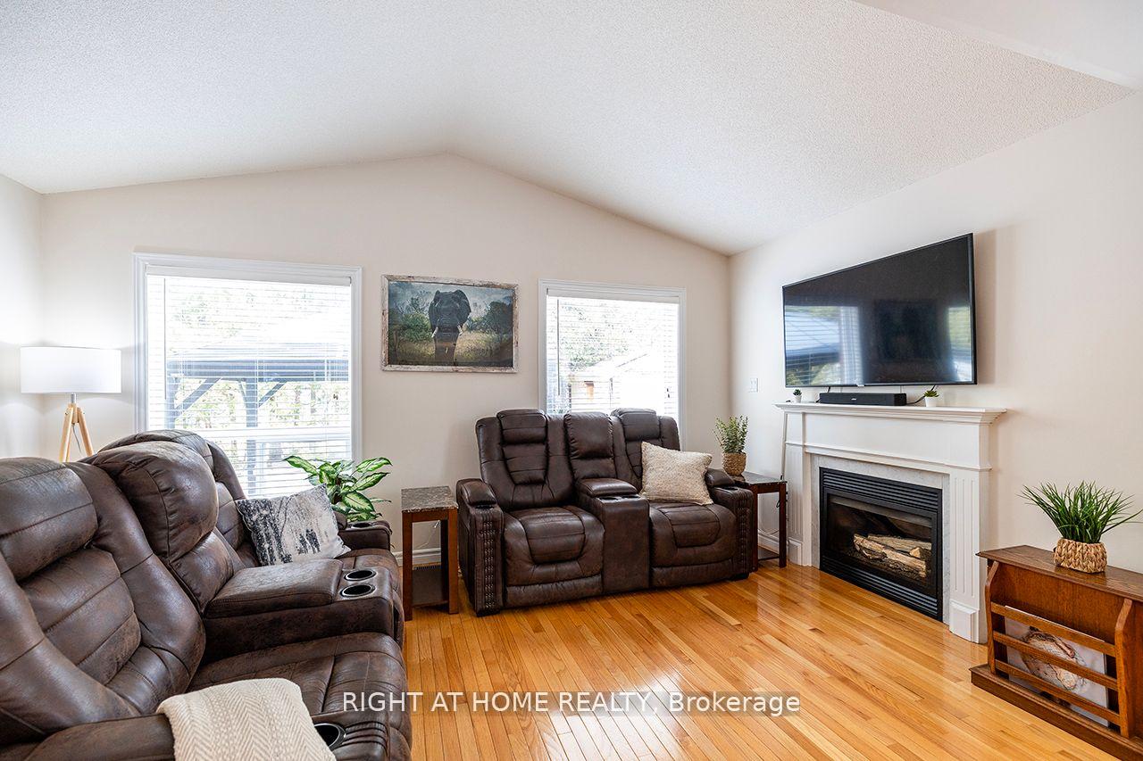 Photo 11 of 14 Brownstone Crescent, Clarington, Courtice — HOMEH