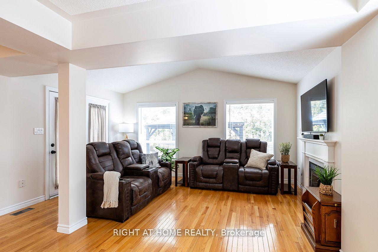 Photo 12 of 14 Brownstone Crescent, Clarington, Courtice — HOMEH
