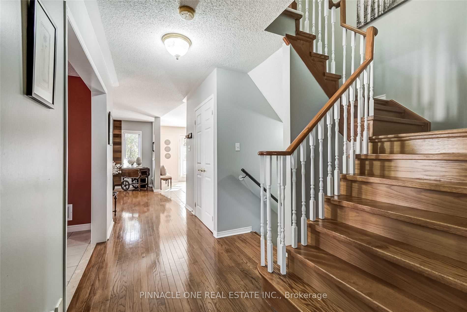 Photo 2 of 17 Dart Court, Clarington, Bowmanville — HOMEH