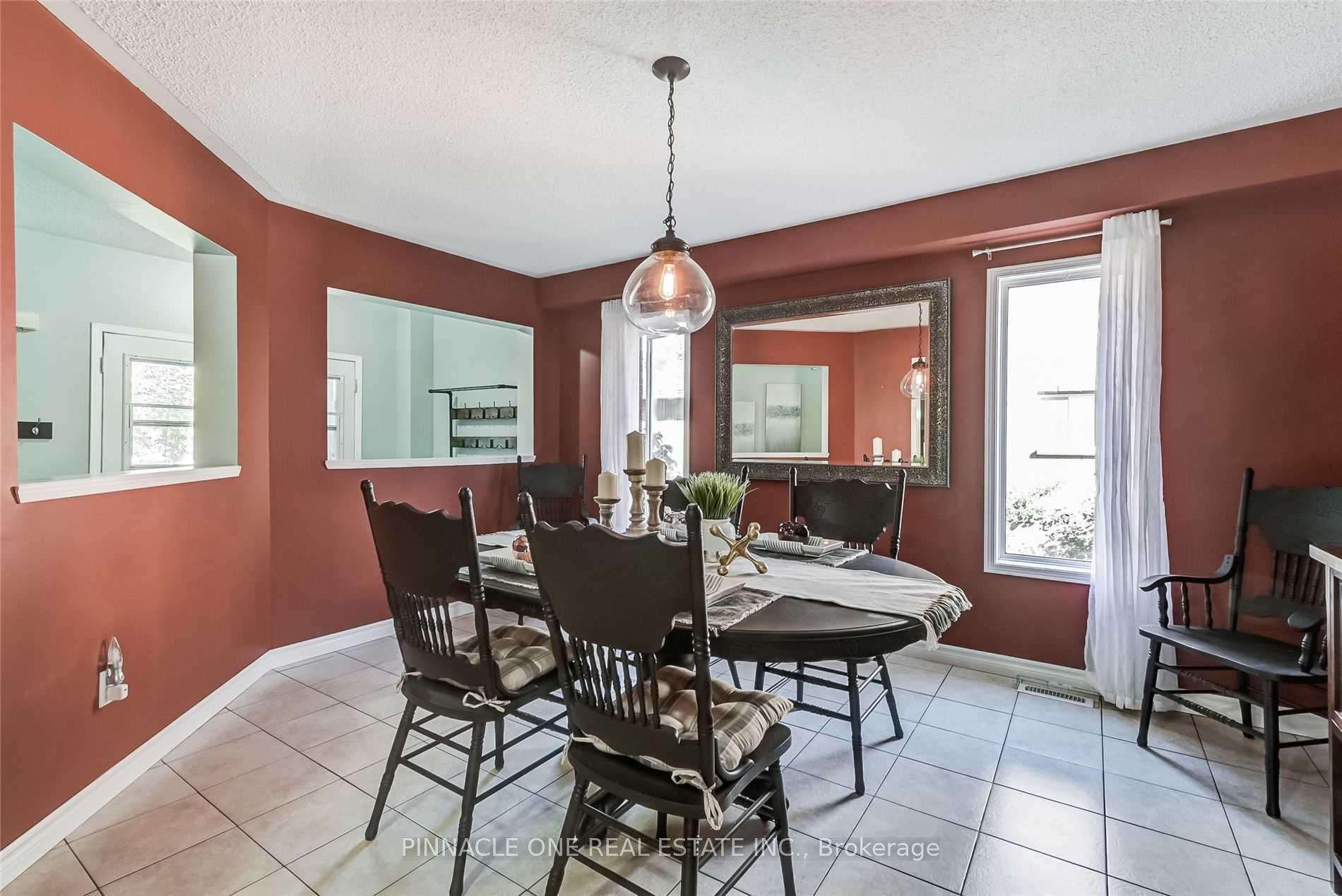 Photo 3 of 17 Dart Court, Clarington, Bowmanville — HOMEH
