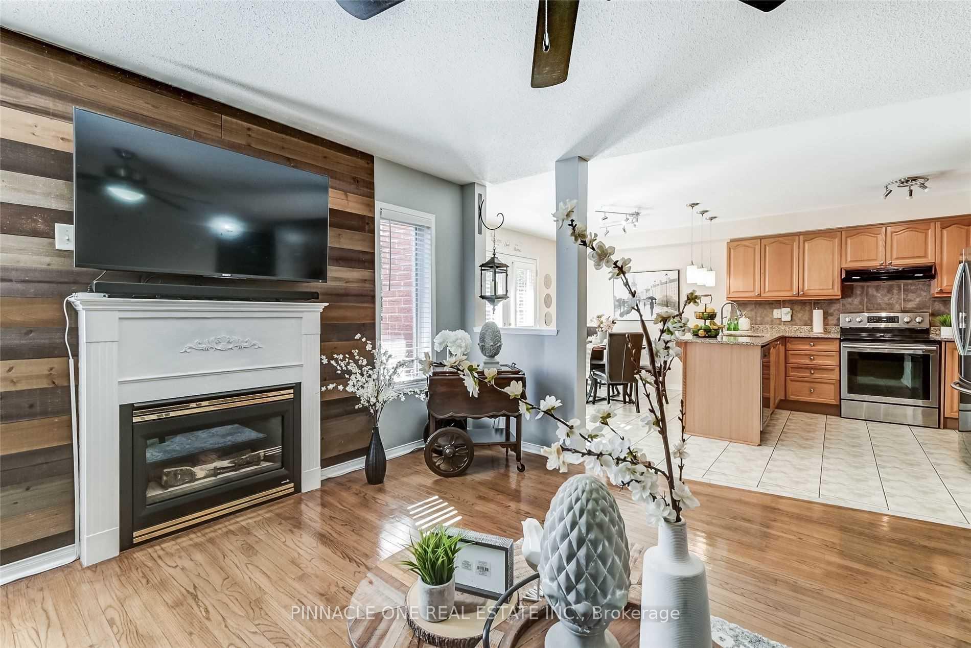 Photo 4 of 17 Dart Court, Clarington, Bowmanville — HOMEH
