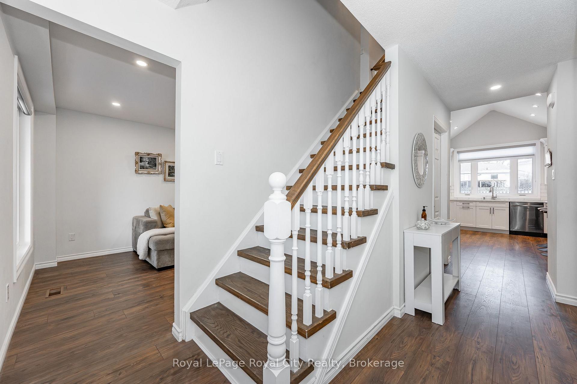 Photo 3 of 10 Freshmeadow Way, Guelph, Willow West/Sugarbush/West Acres — HOMEH