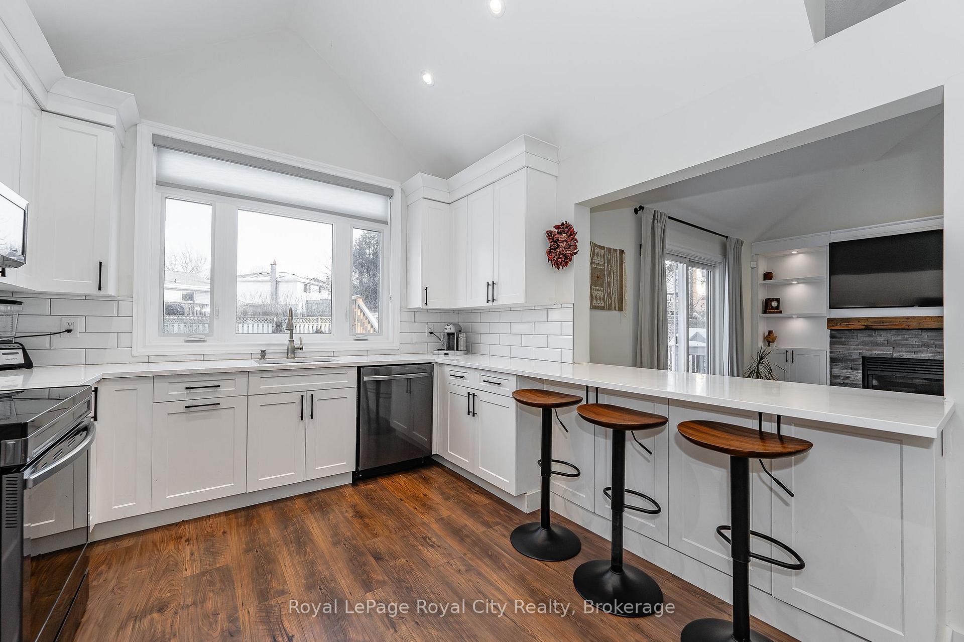 Photo 11 of 10 Freshmeadow Way, Guelph, Willow West/Sugarbush/West Acres — HOMEH