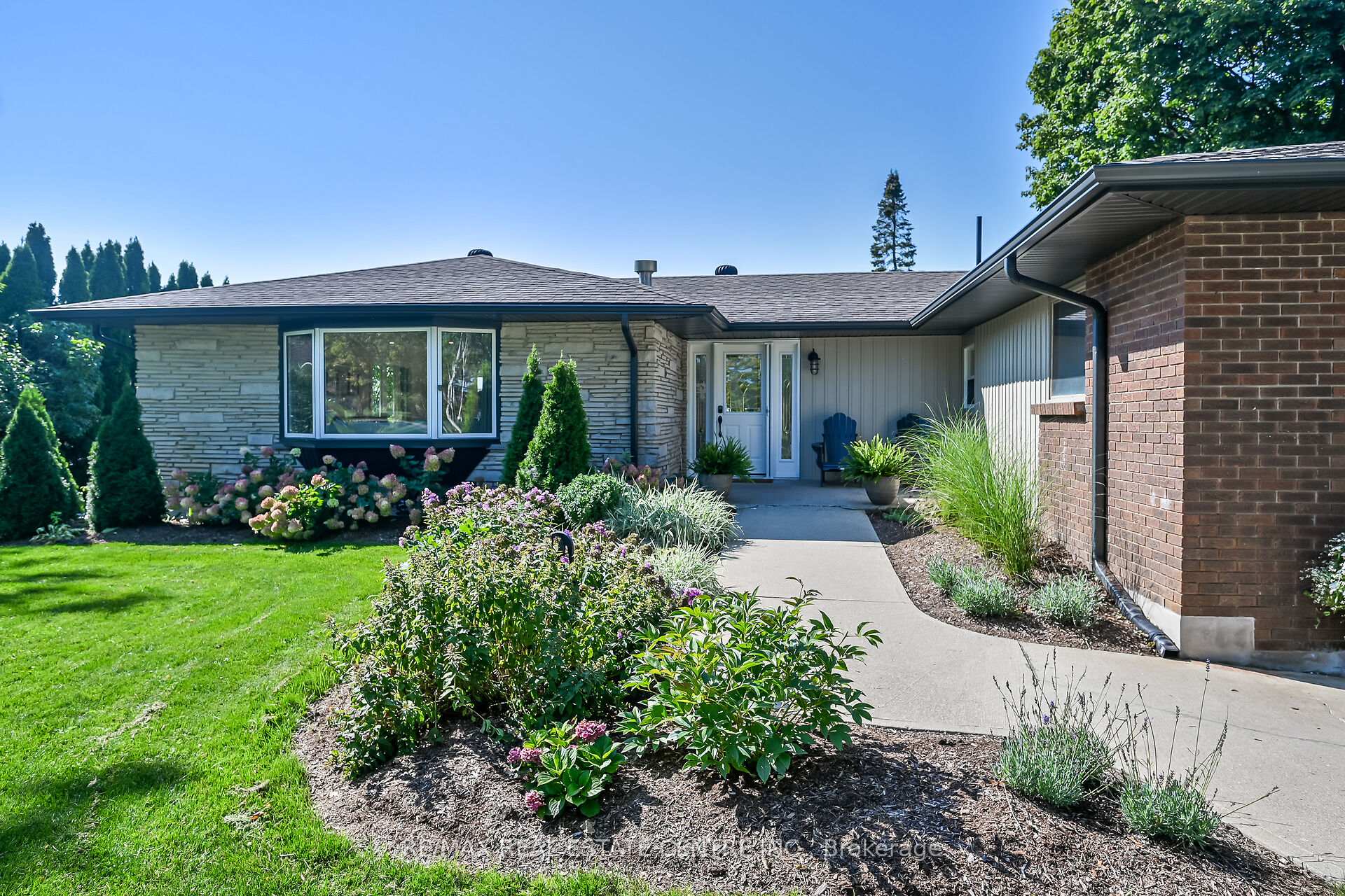 Photo 3 of 2121 Golf Club Road, Hamilton, Rural Glanbrook — HOMEH