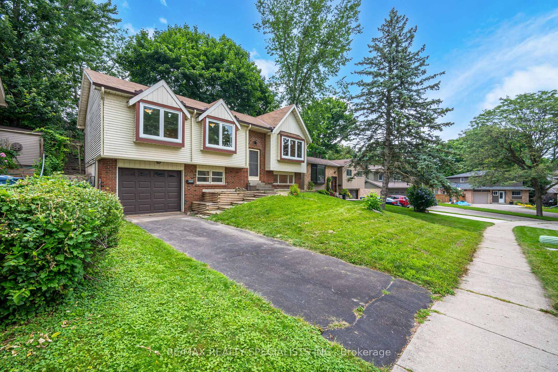 Photo 2 of 15 Woodridge Drive, Guelph, Willow West/Sugarbush/West Acres — HOMEH