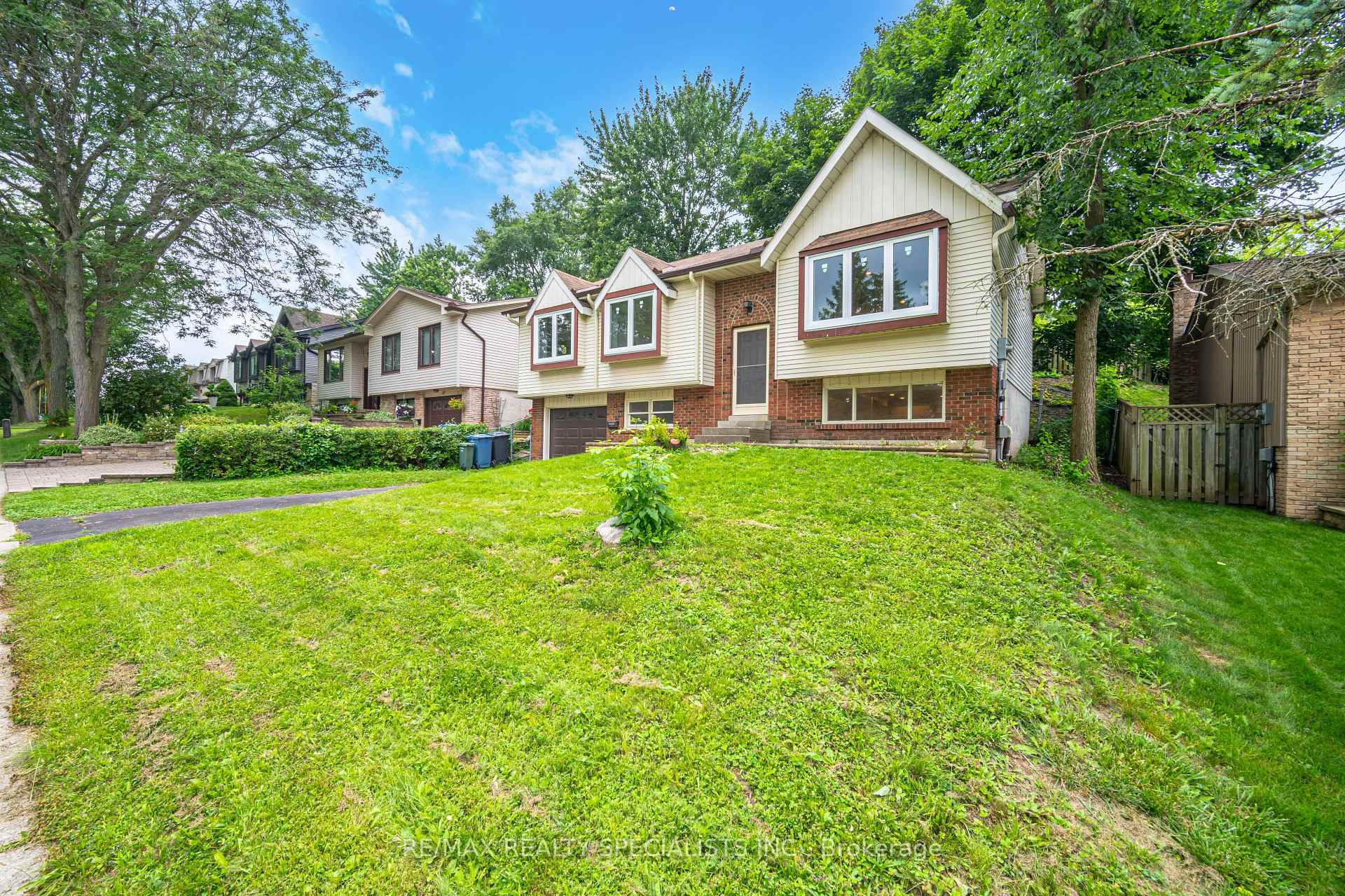 Photo 3 of 15 Woodridge Drive, Guelph, Willow West/Sugarbush/West Acres — HOMEH