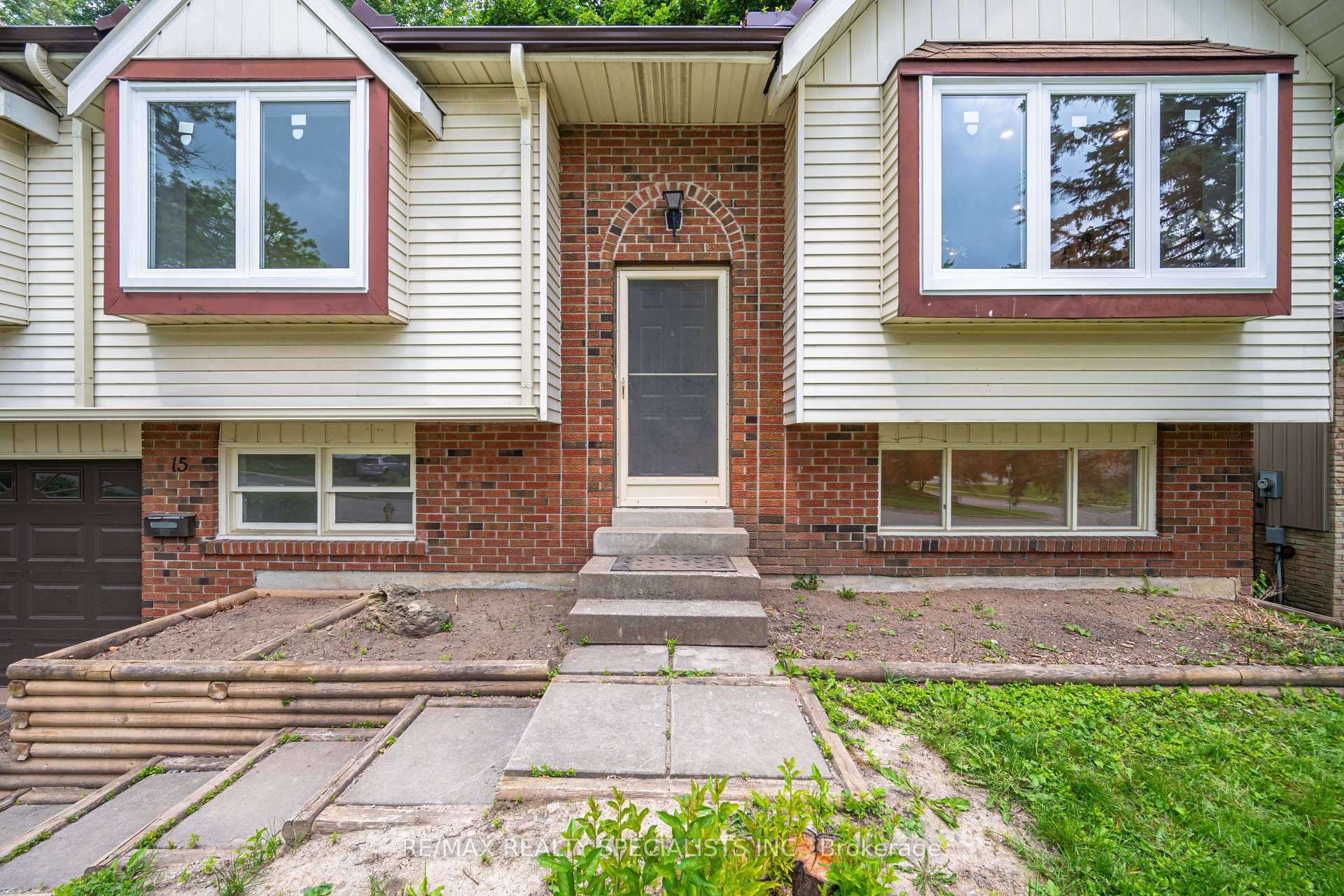 Photo 4 of 15 Woodridge Drive, Guelph, Willow West/Sugarbush/West Acres — HOMEH