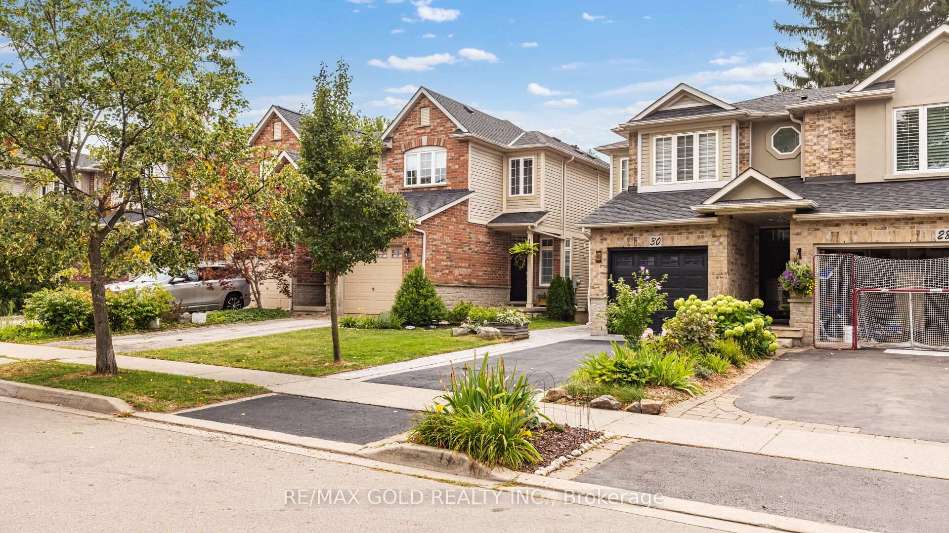 Photo 3 of 30 Sunnycroft Court, Hamilton, Waterdown — HOMEH