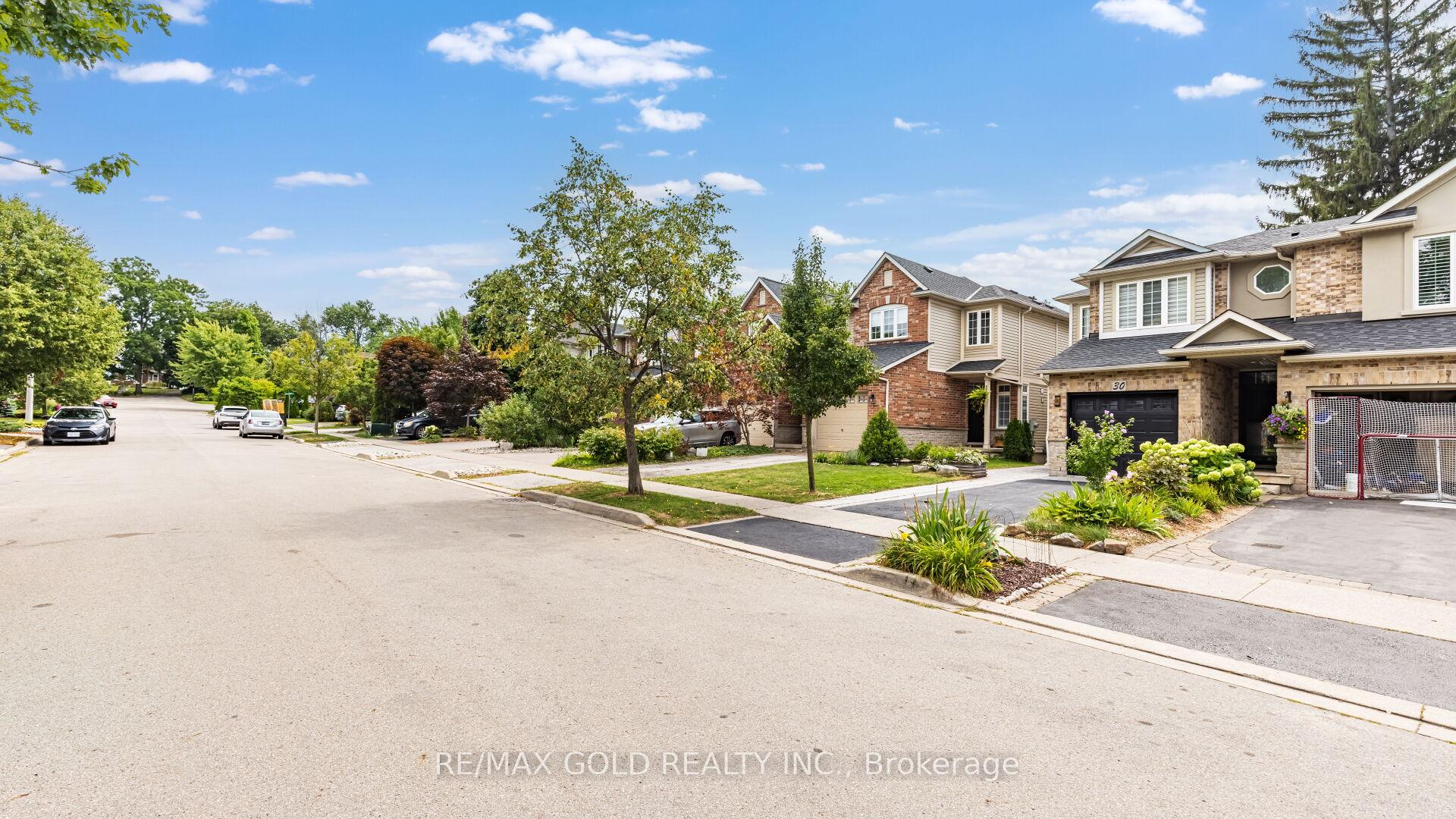 Photo 4 of 30 Sunnycroft Court, Hamilton, Waterdown — HOMEH