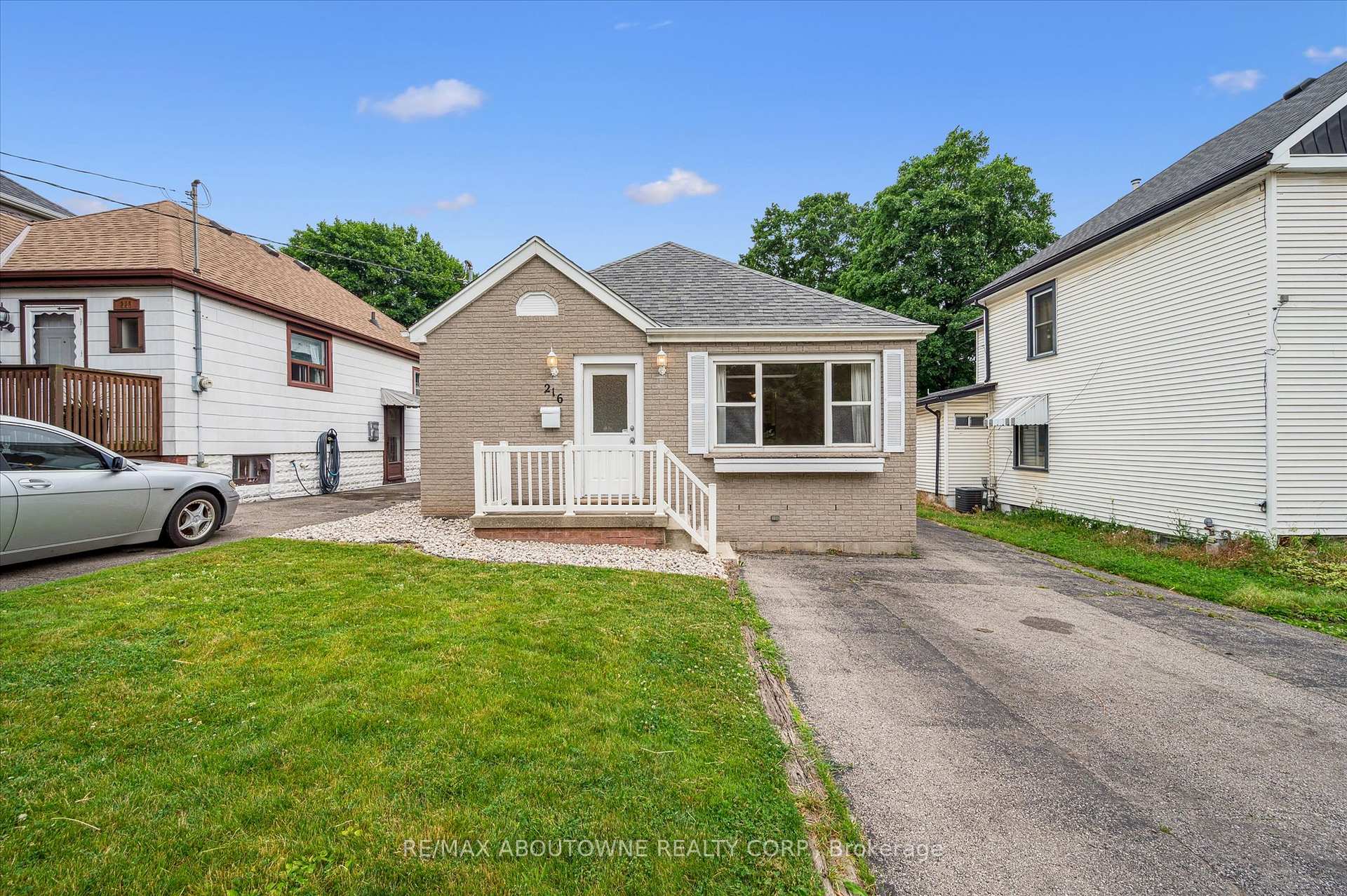 Photo 2 of 216 Bell Avenue, Hamilton, Bartonville — HOMEH