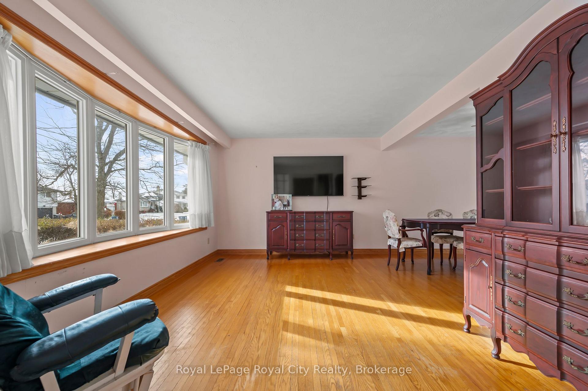 Photo 5 of 65 Balmoral Drive, Guelph, Riverside Park — HOMEH