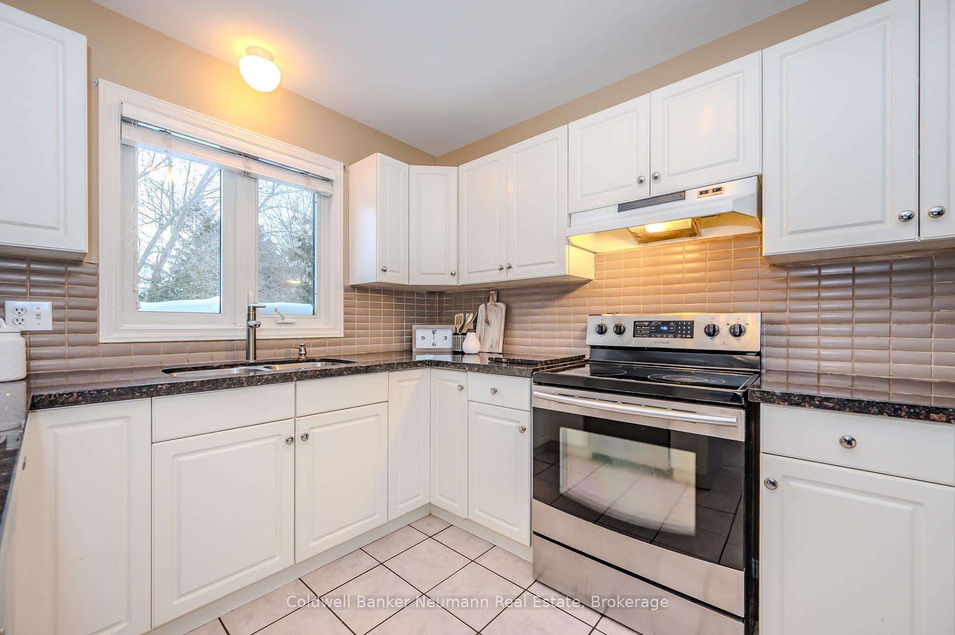 Photo 13 of 108 Pine Ridge Drive, Guelph, Pineridge/Westminster Woods — HOMEH