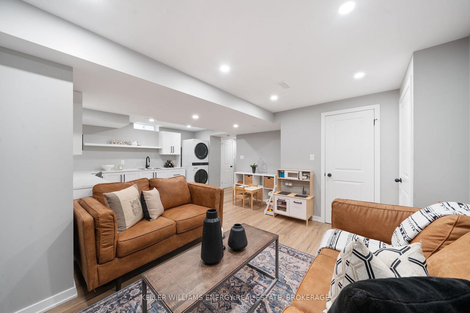 Photo 17 of 22 Carey Lane, Clarington, Bowmanville — HOMEH