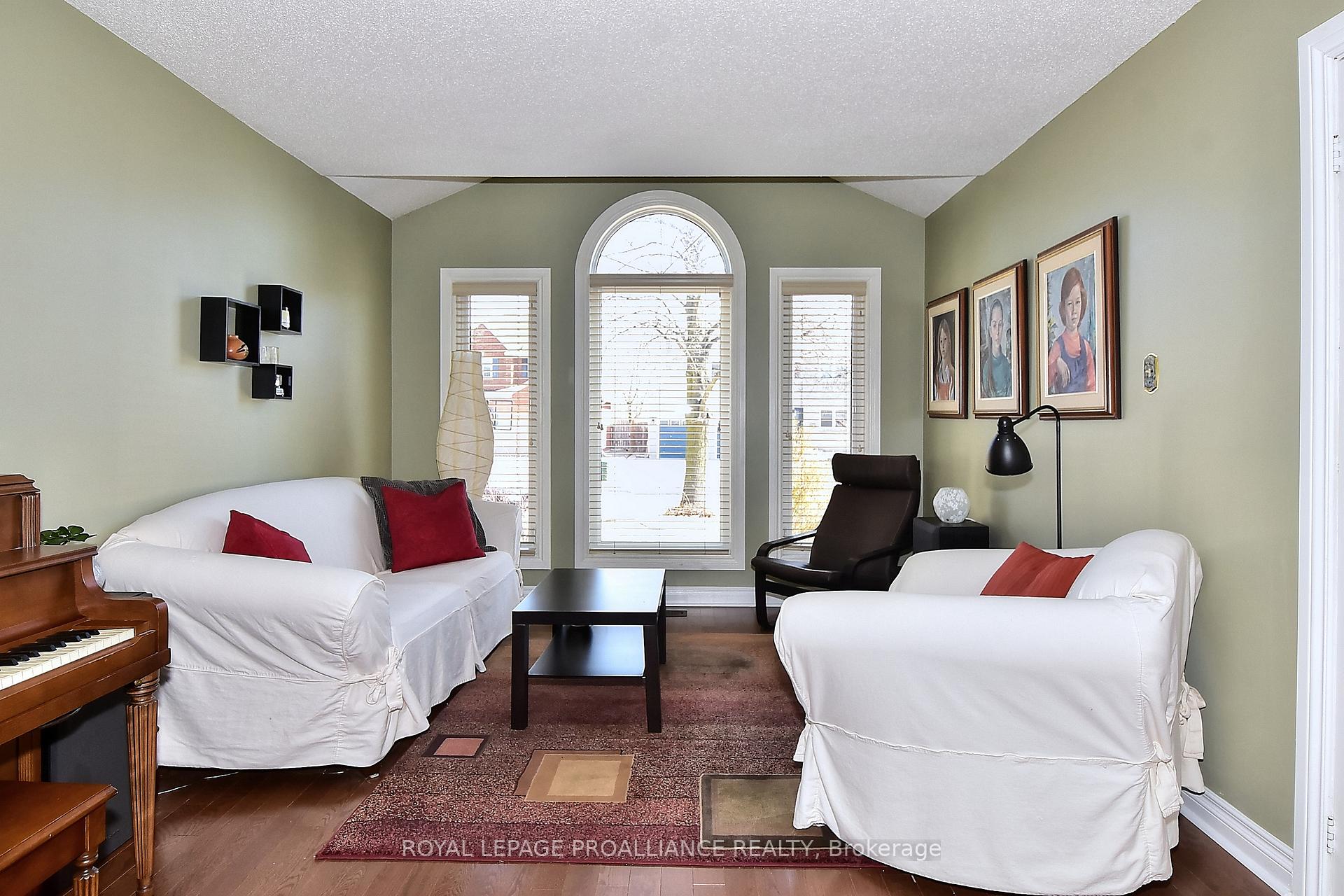 Photo 4 of 45 Strathmanor Drive, Clarington, Bowmanville — HOMEH