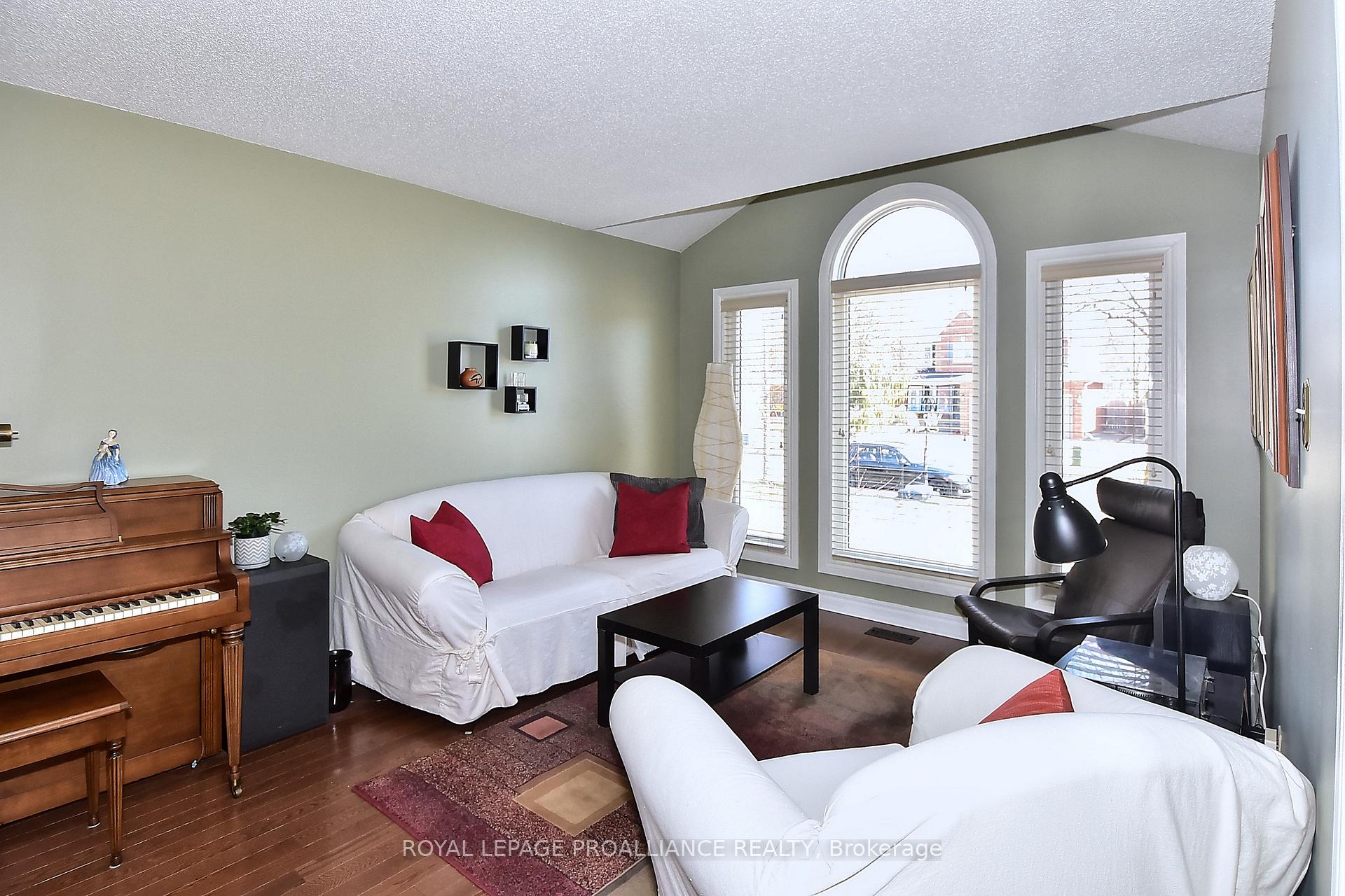 Photo 5 of 45 Strathmanor Drive, Clarington, Bowmanville — HOMEH