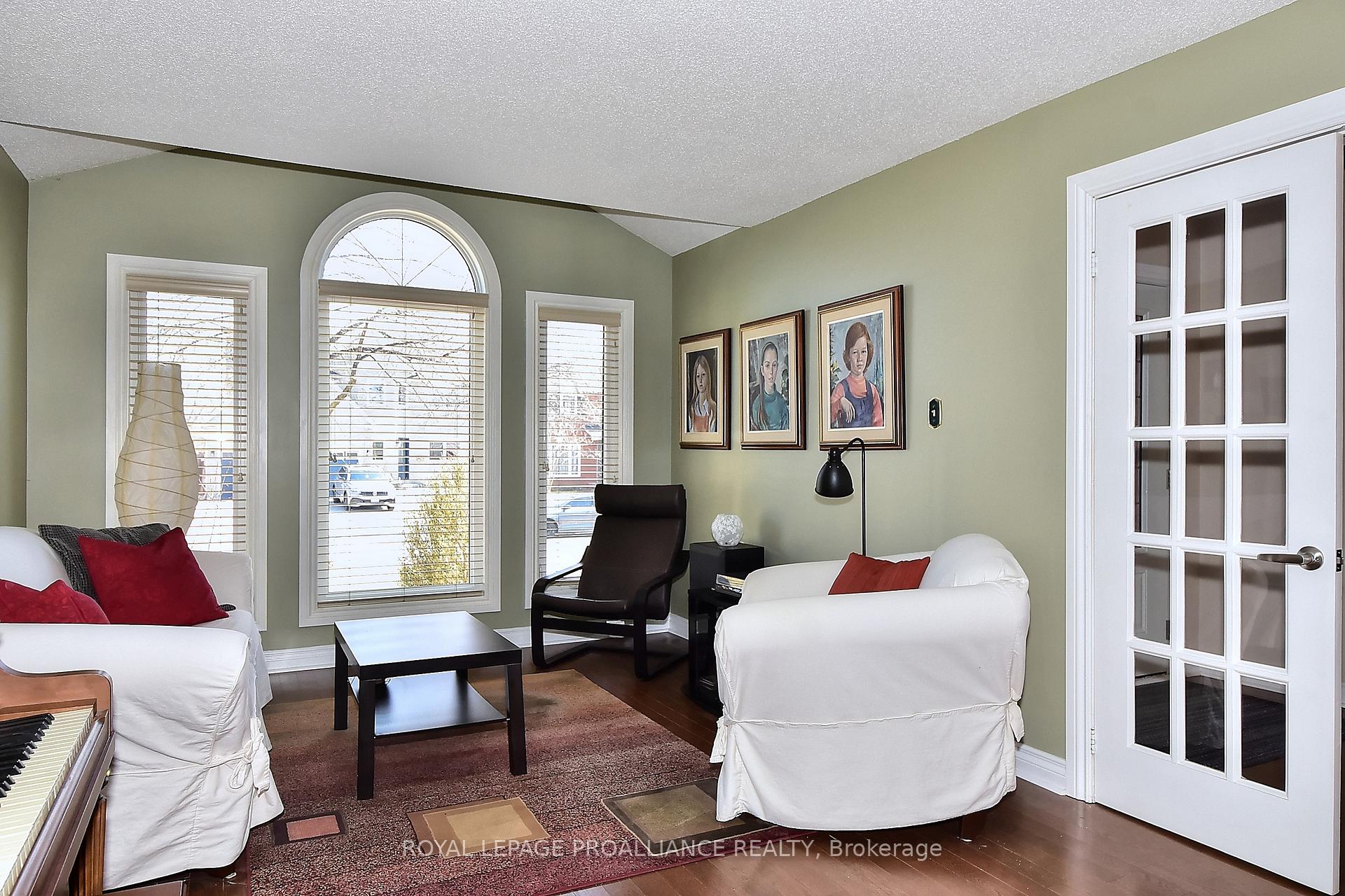 Photo 6 of 45 Strathmanor Drive, Clarington, Bowmanville — HOMEH