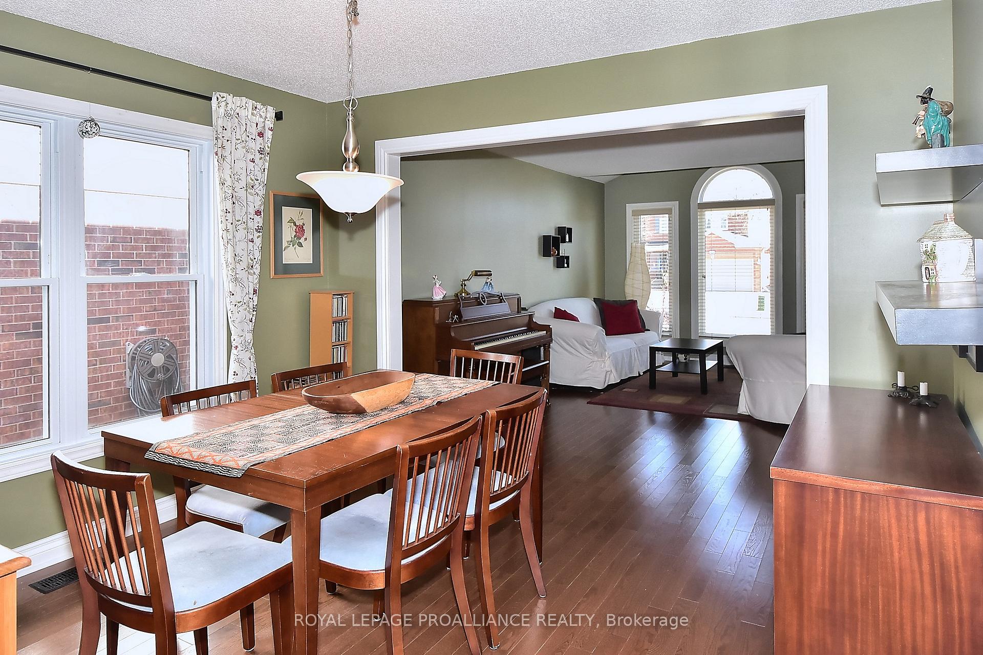 Photo 10 of 45 Strathmanor Drive, Clarington, Bowmanville — HOMEH