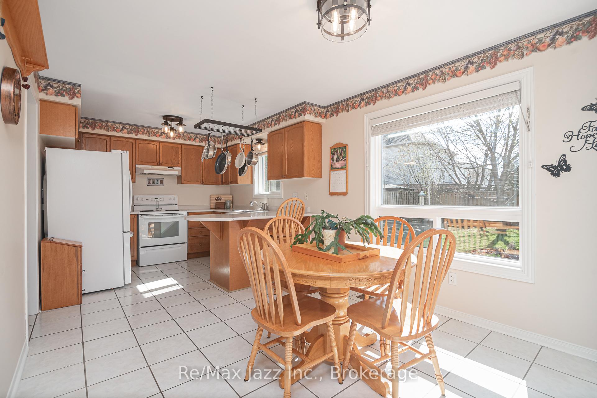 Photo 3 of 35 Avondale Drive, Clarington, Courtice — HOMEH