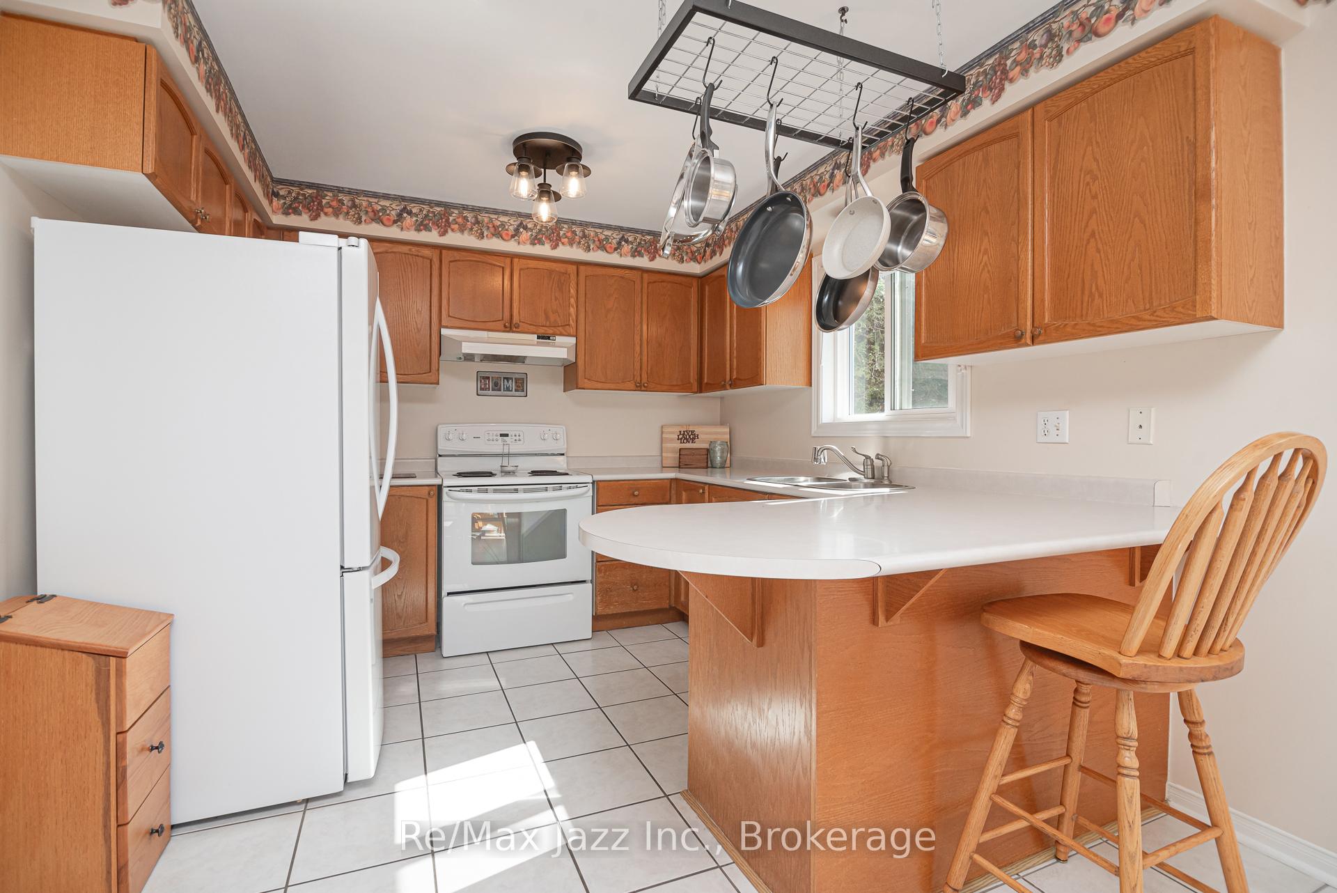 Photo 4 of 35 Avondale Drive, Clarington, Courtice — HOMEH