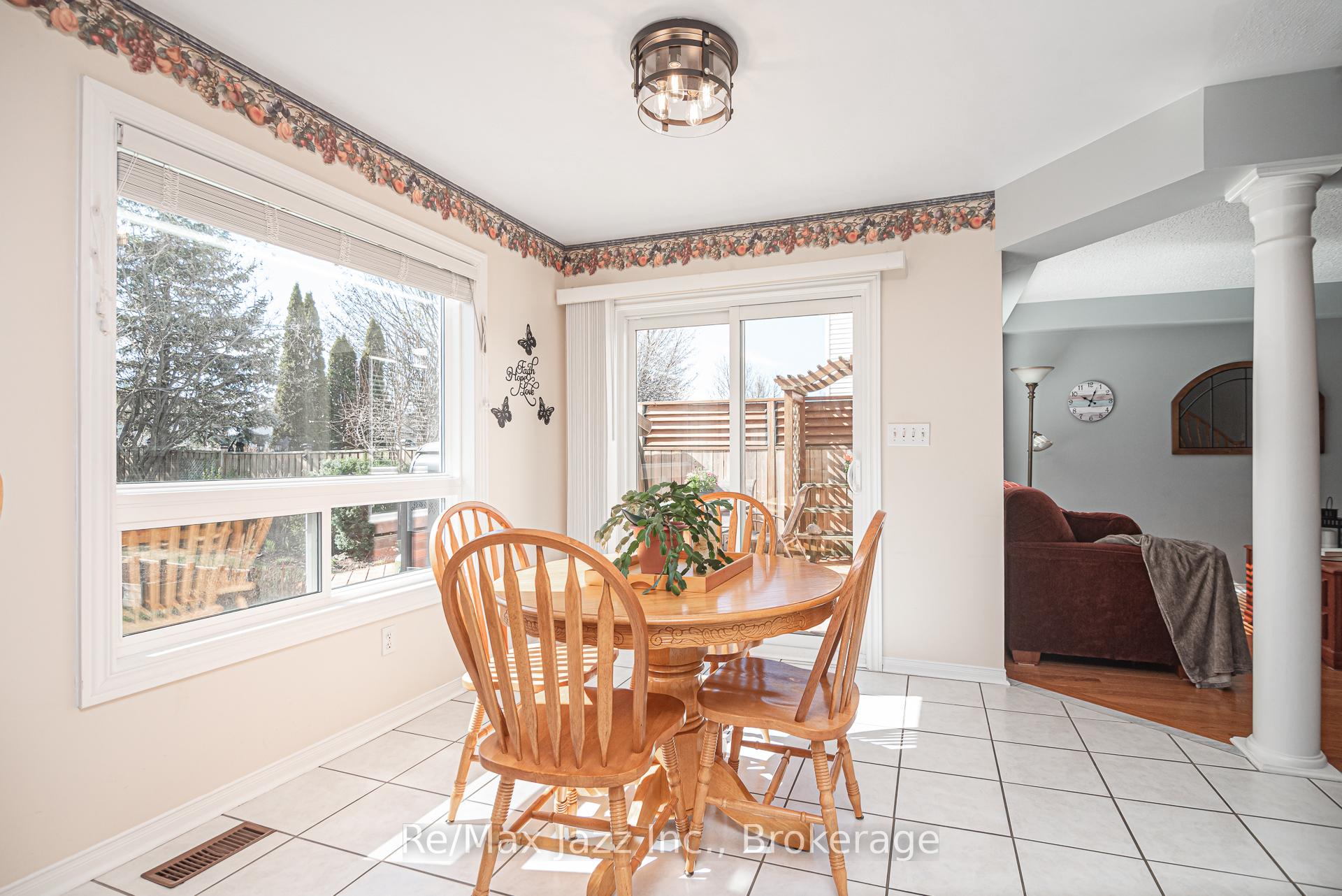 Photo 5 of 35 Avondale Drive, Clarington, Courtice — HOMEH
