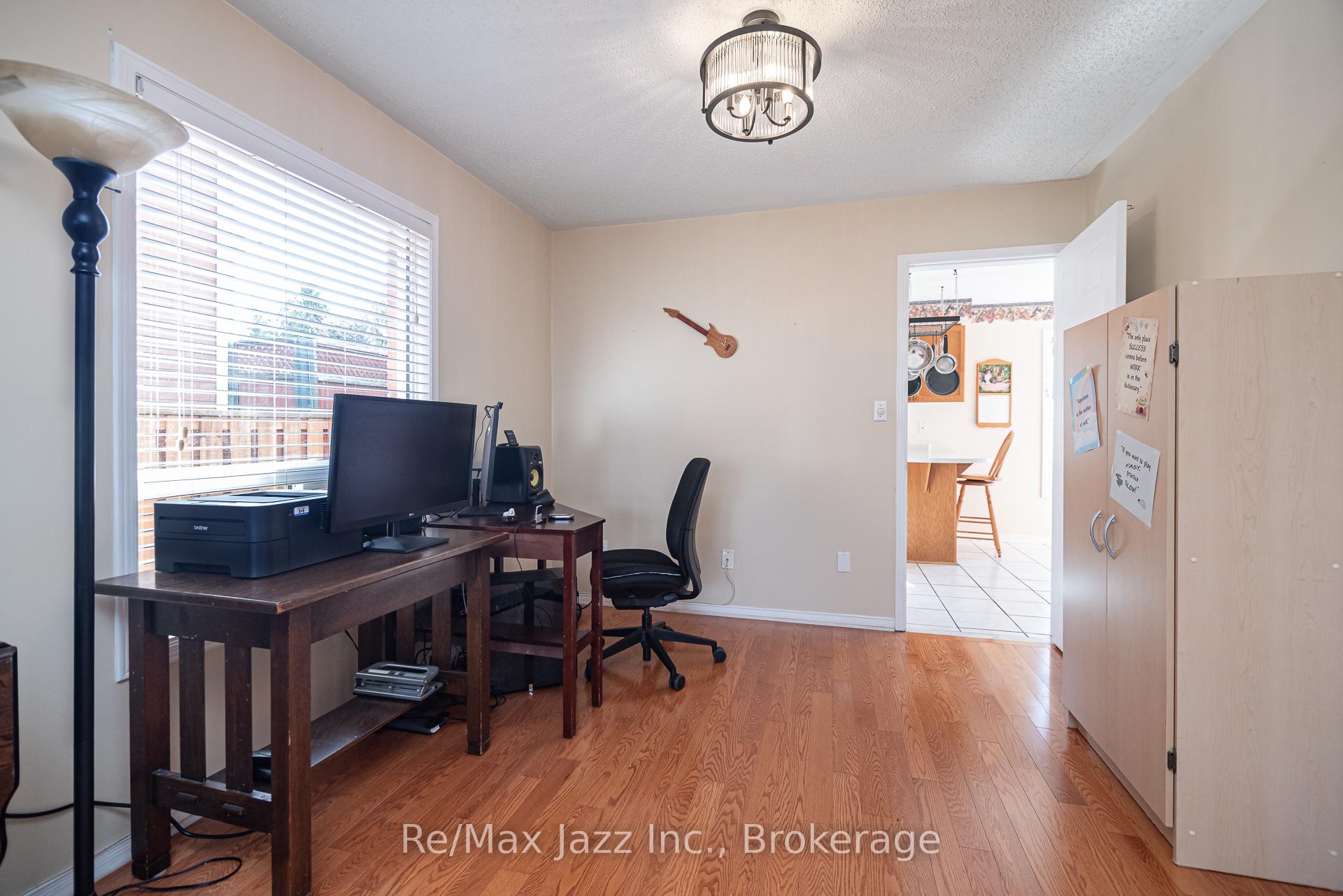 Photo 10 of 35 Avondale Drive, Clarington, Courtice — HOMEH