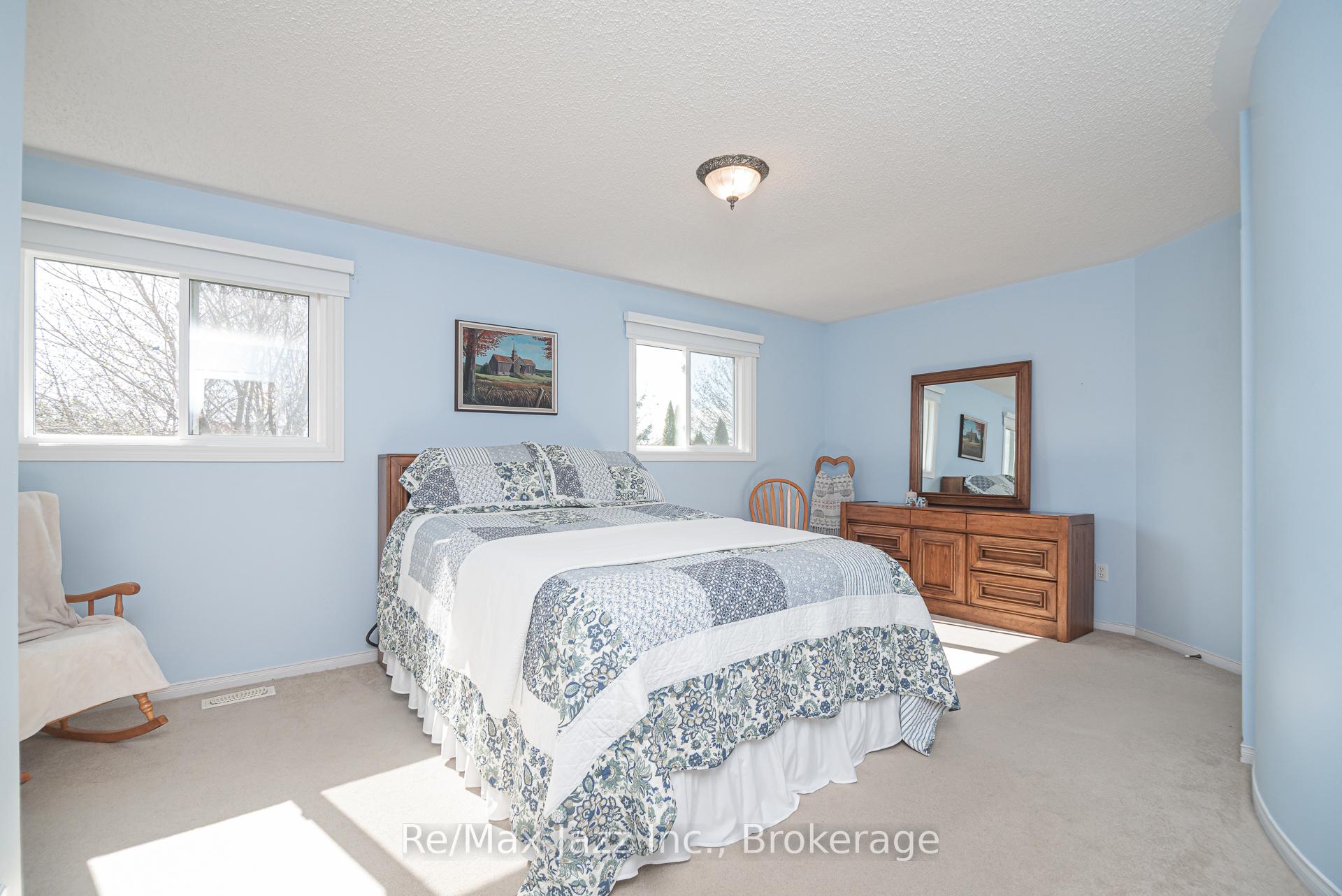 Photo 11 of 35 Avondale Drive, Clarington, Courtice — HOMEH