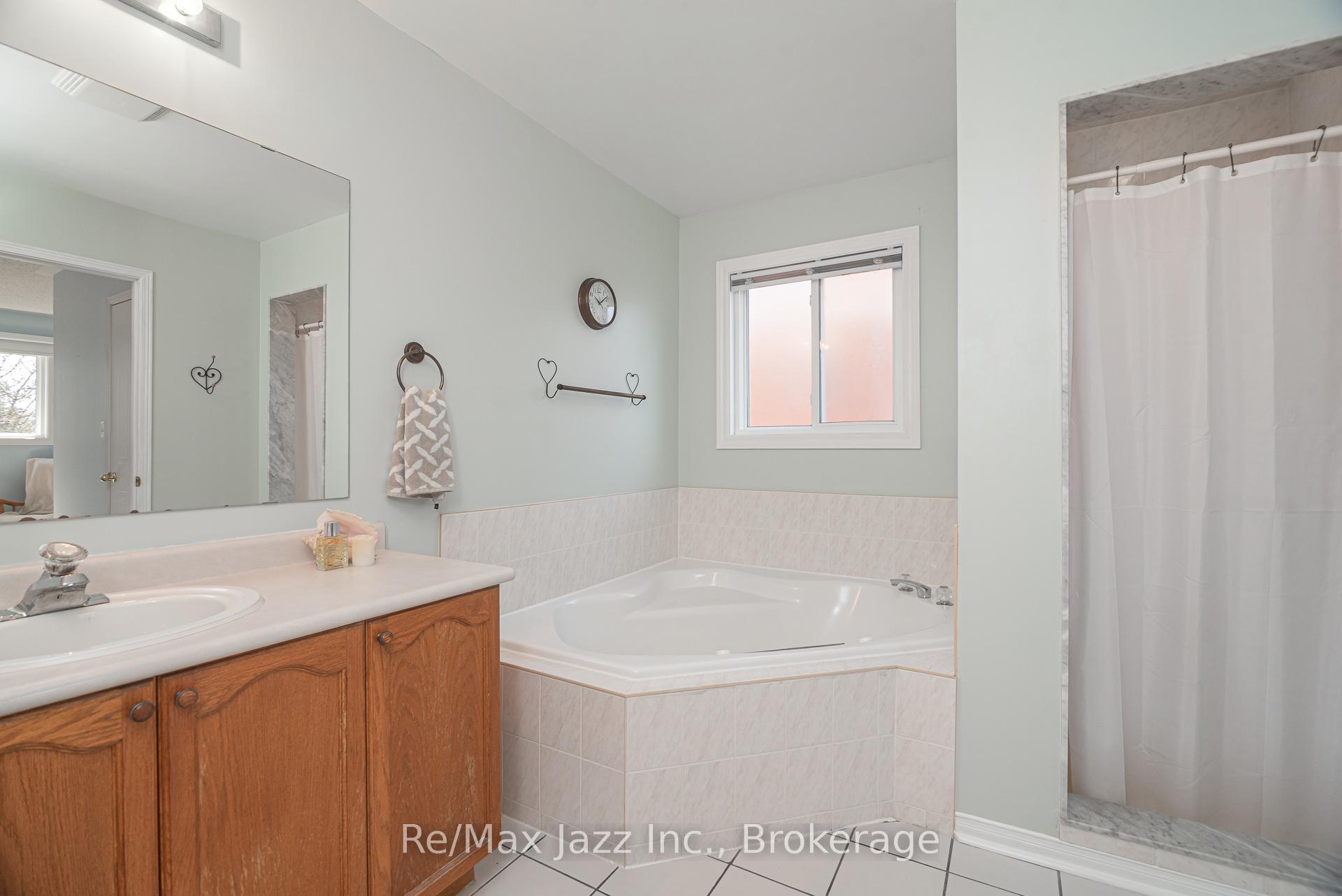 Photo 12 of 35 Avondale Drive, Clarington, Courtice — HOMEH
