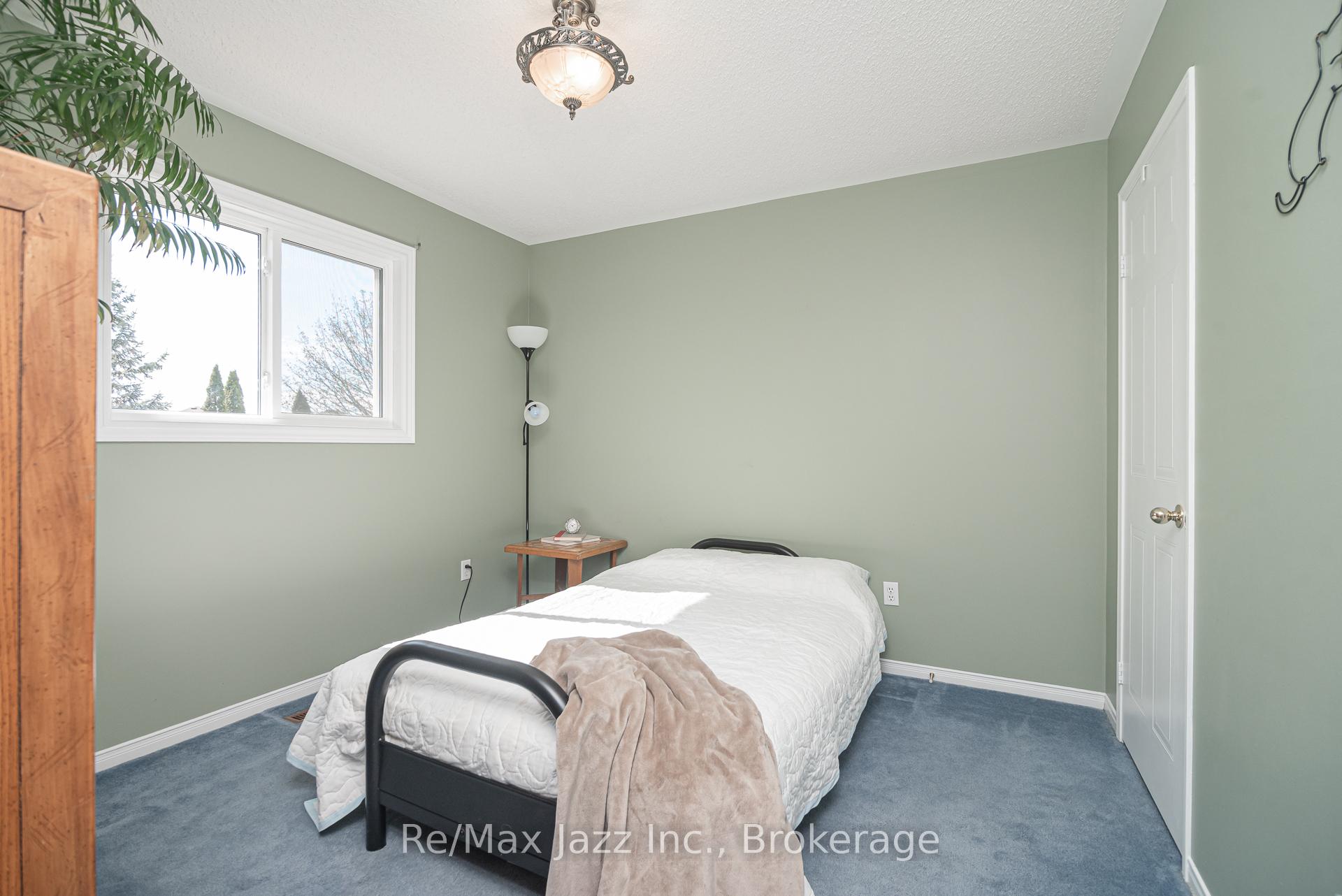 Photo 13 of 35 Avondale Drive, Clarington, Courtice — HOMEH