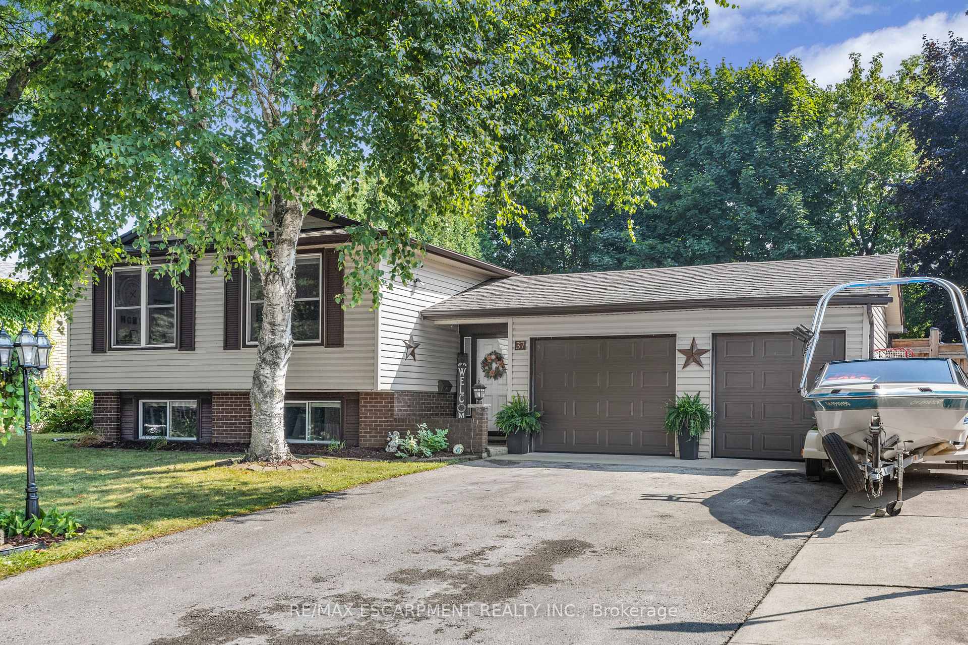 Photo 3 of 37 Glenvale Drive, Hamilton, Gilkson — HOMEH