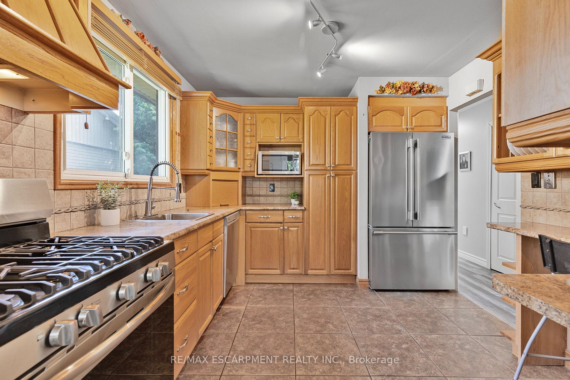 Photo 14 of 37 Glenvale Drive, Hamilton, Gilkson — HOMEH