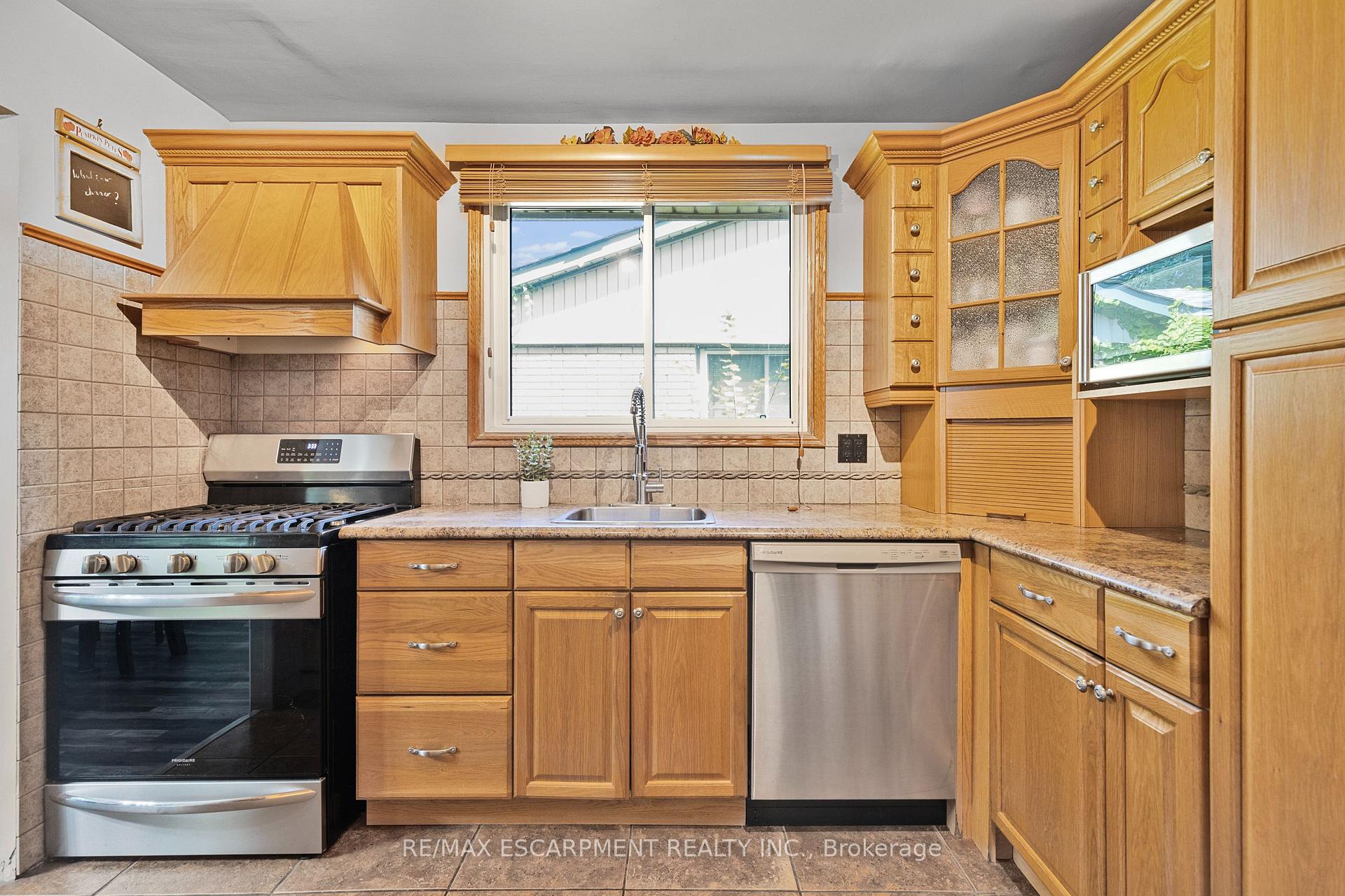 Photo 15 of 37 Glenvale Drive, Hamilton, Gilkson — HOMEH