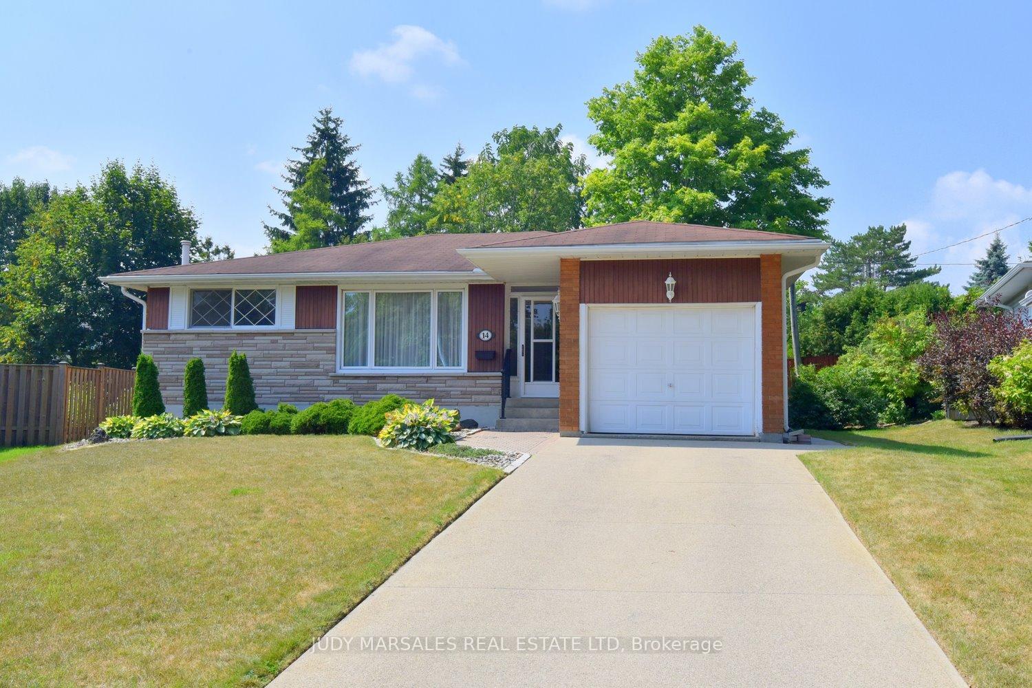 Photo 1 of 14 Hilltop Place, Hamilton, Dundas — HOMEH