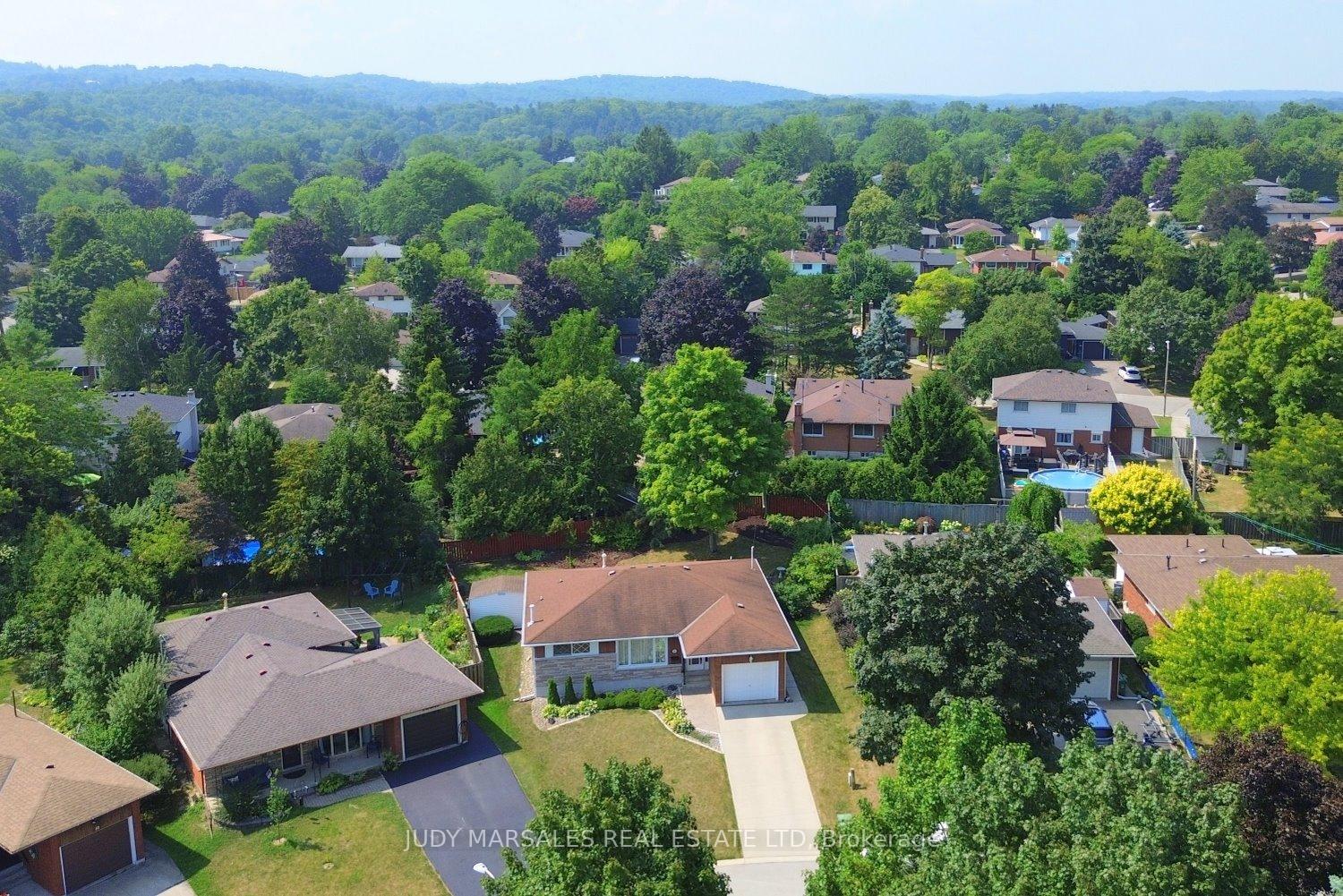Photo 2 of 14 Hilltop Place, Hamilton, Dundas — HOMEH