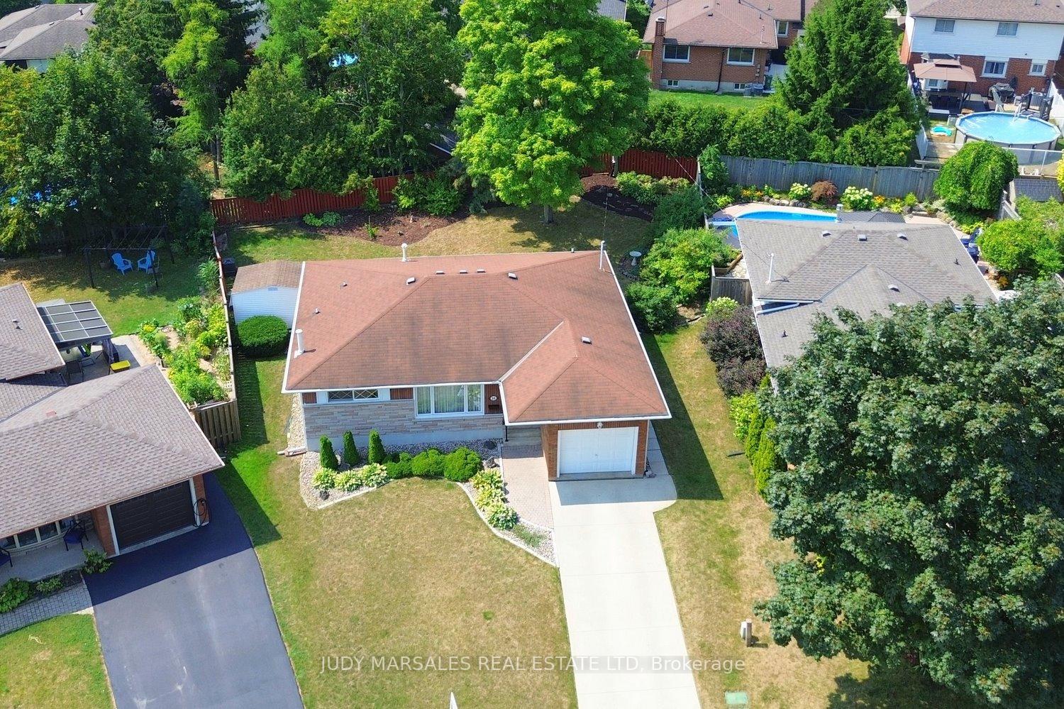 Photo 3 of 14 Hilltop Place, Hamilton, Dundas — HOMEH