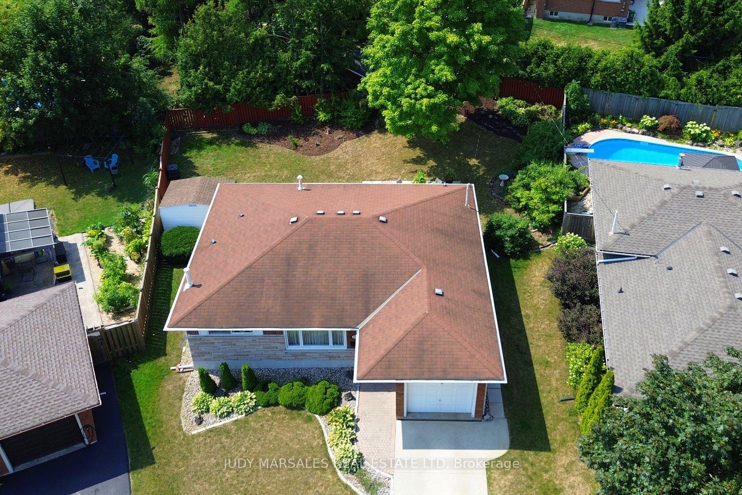 Photo 4 of 14 Hilltop Place, Hamilton, Dundas — HOMEH