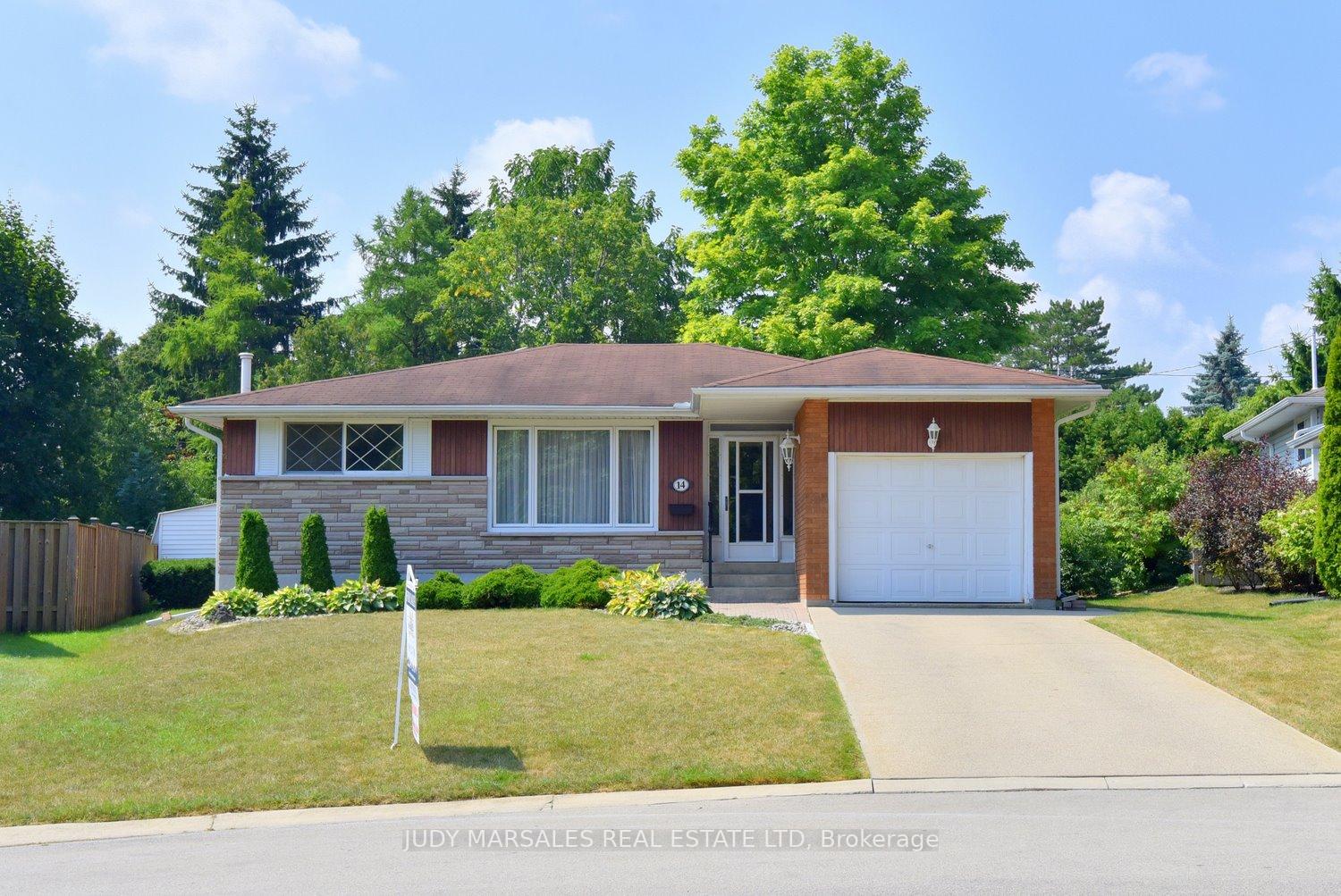 Photo 5 of 14 Hilltop Place, Hamilton, Dundas — HOMEH